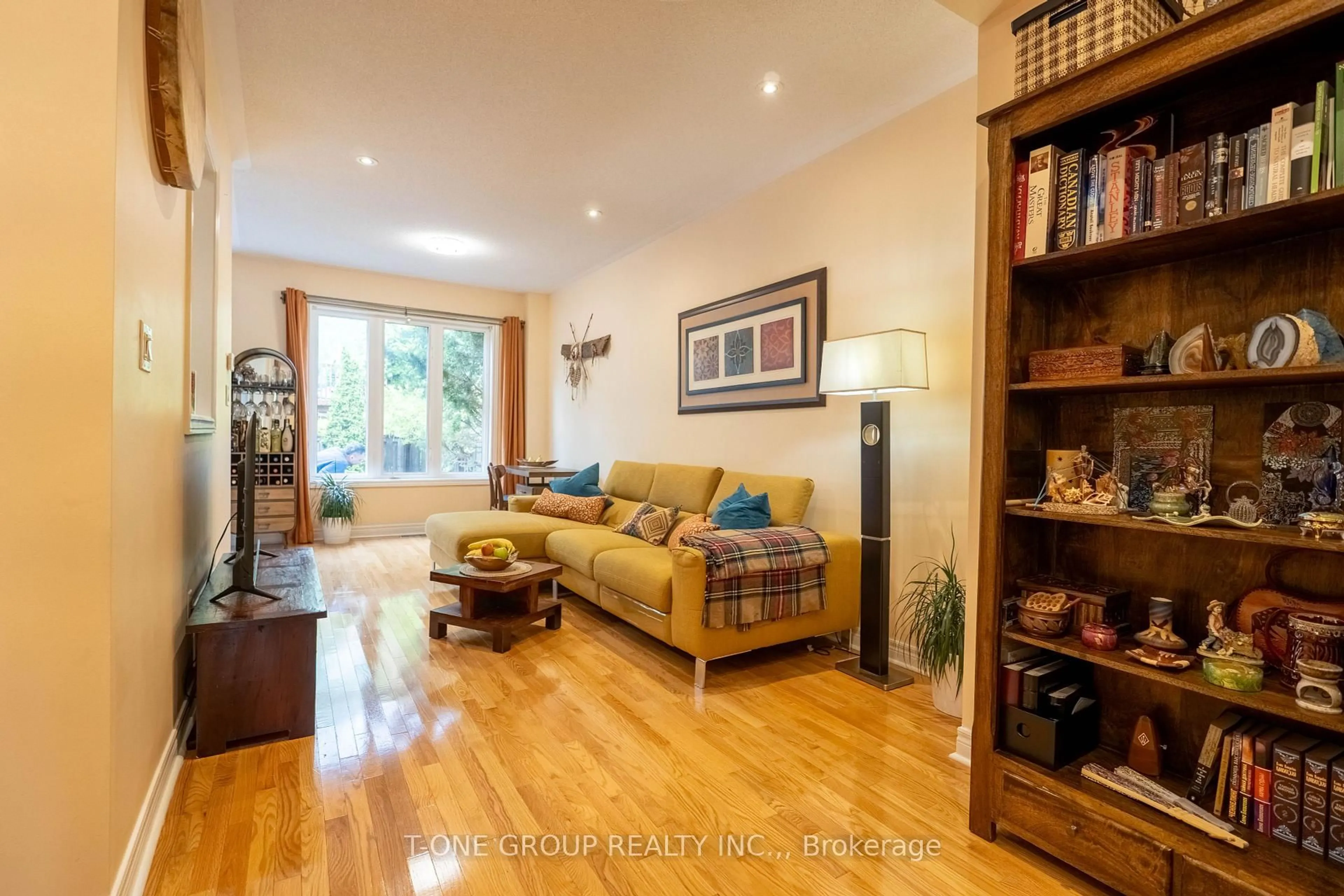 Living room with furniture, wood/laminate floor for Unit 14 - 8 Townwood Dr, Richmond Hill Ontario L4E 4X9