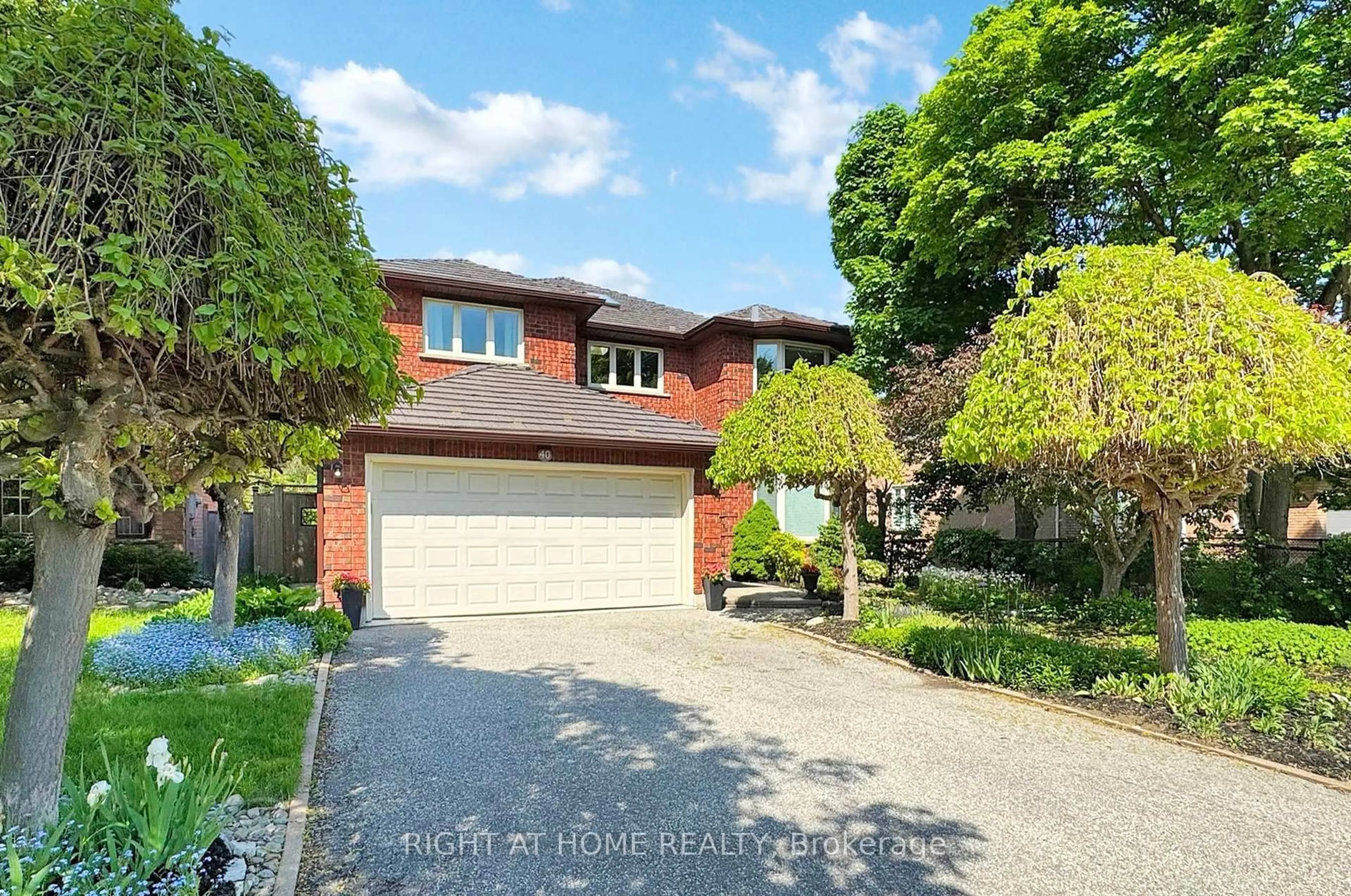 A pic from outside/outdoor area/front of a property/back of a property/a pic from drone, street for 40 Castleridge Dr, Richmond Hill Ontario L4B 1P8