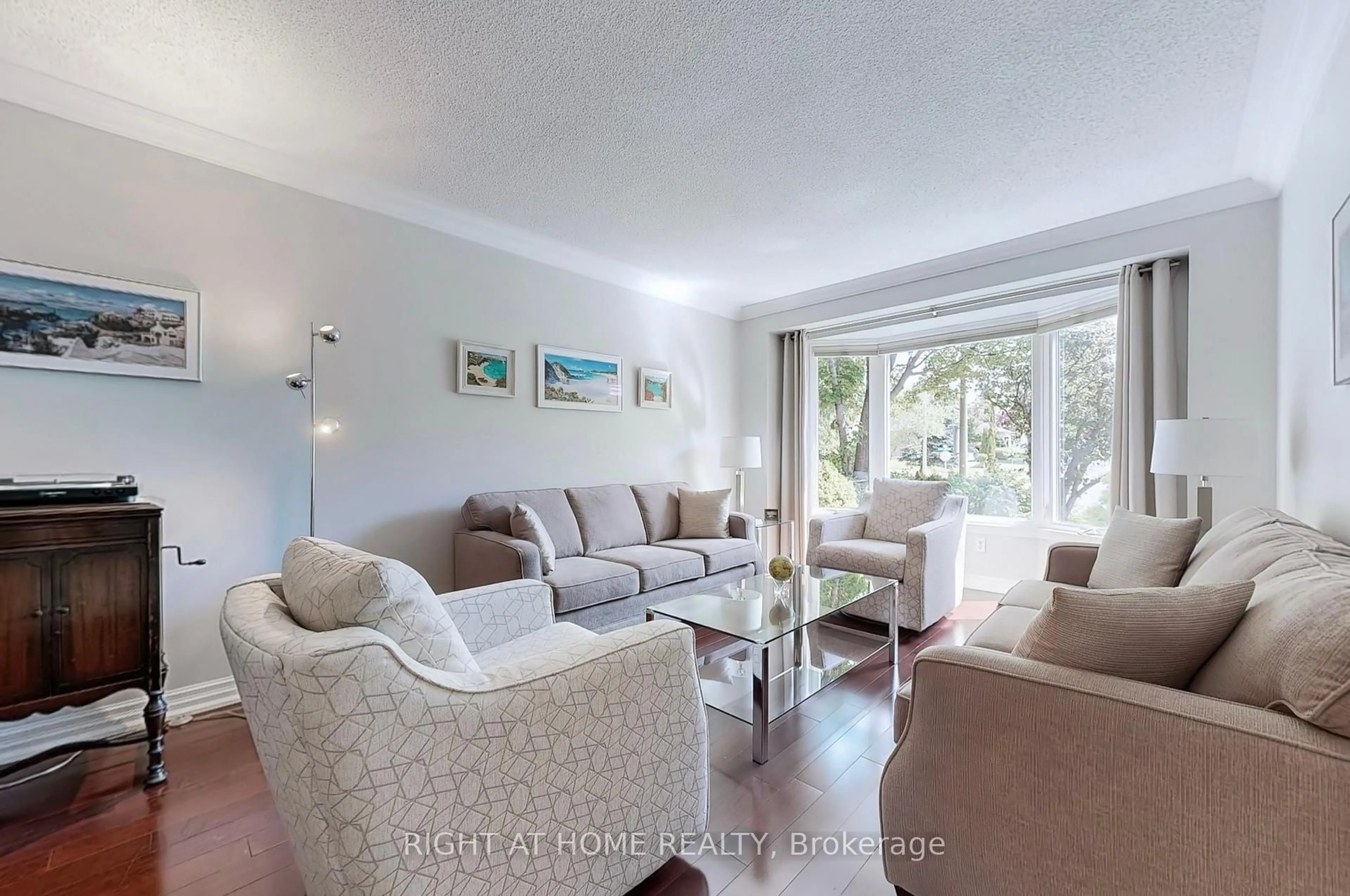 Living room with furniture, unknown for 40 Castleridge Dr, Richmond Hill Ontario L4B 1P8