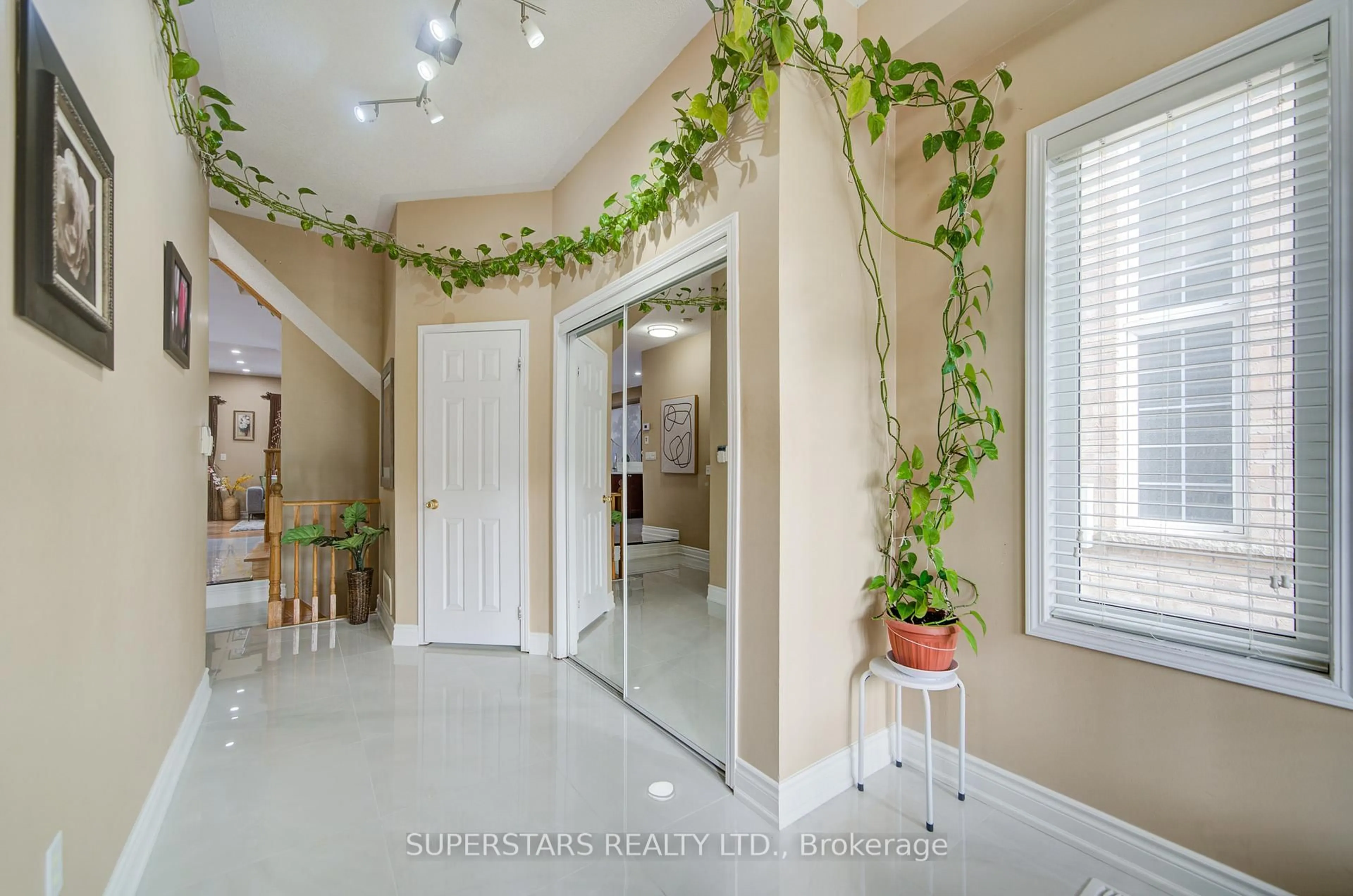 Indoor entryway for 50 Macadam Rd, Markham Ontario L6E 2C1
