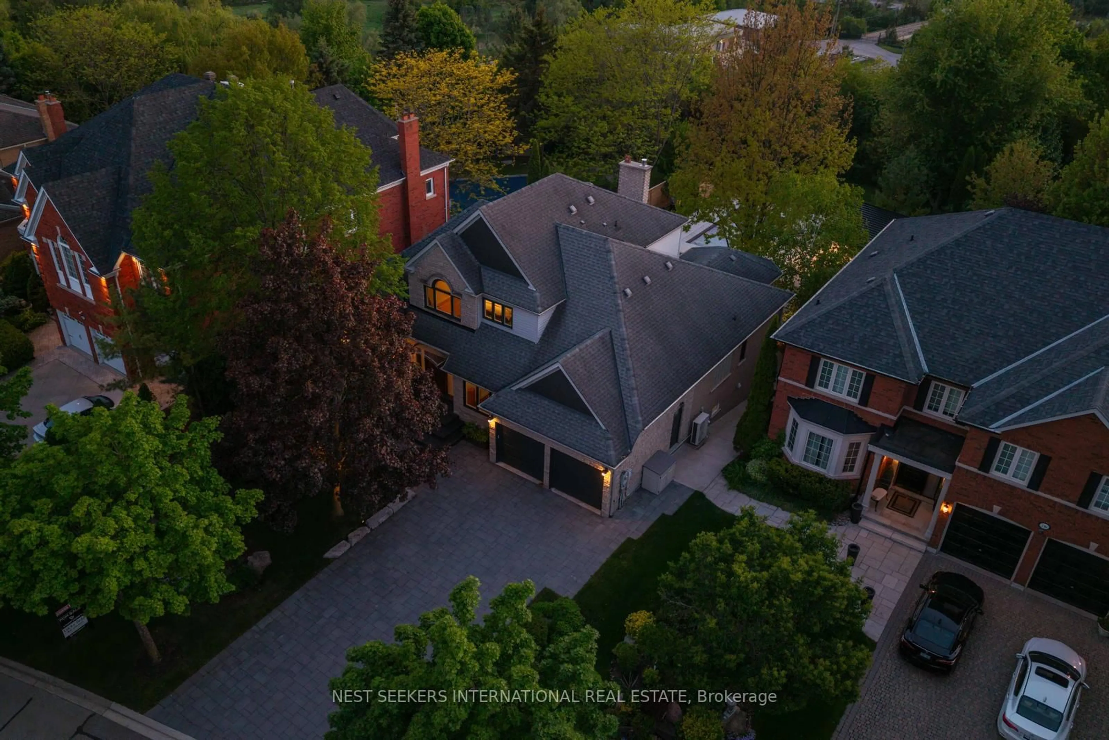 A pic from outside/outdoor area/front of a property/back of a property/a pic from drone, street for 310 Westridge Dr, Vaughan Ontario L0J 1C0