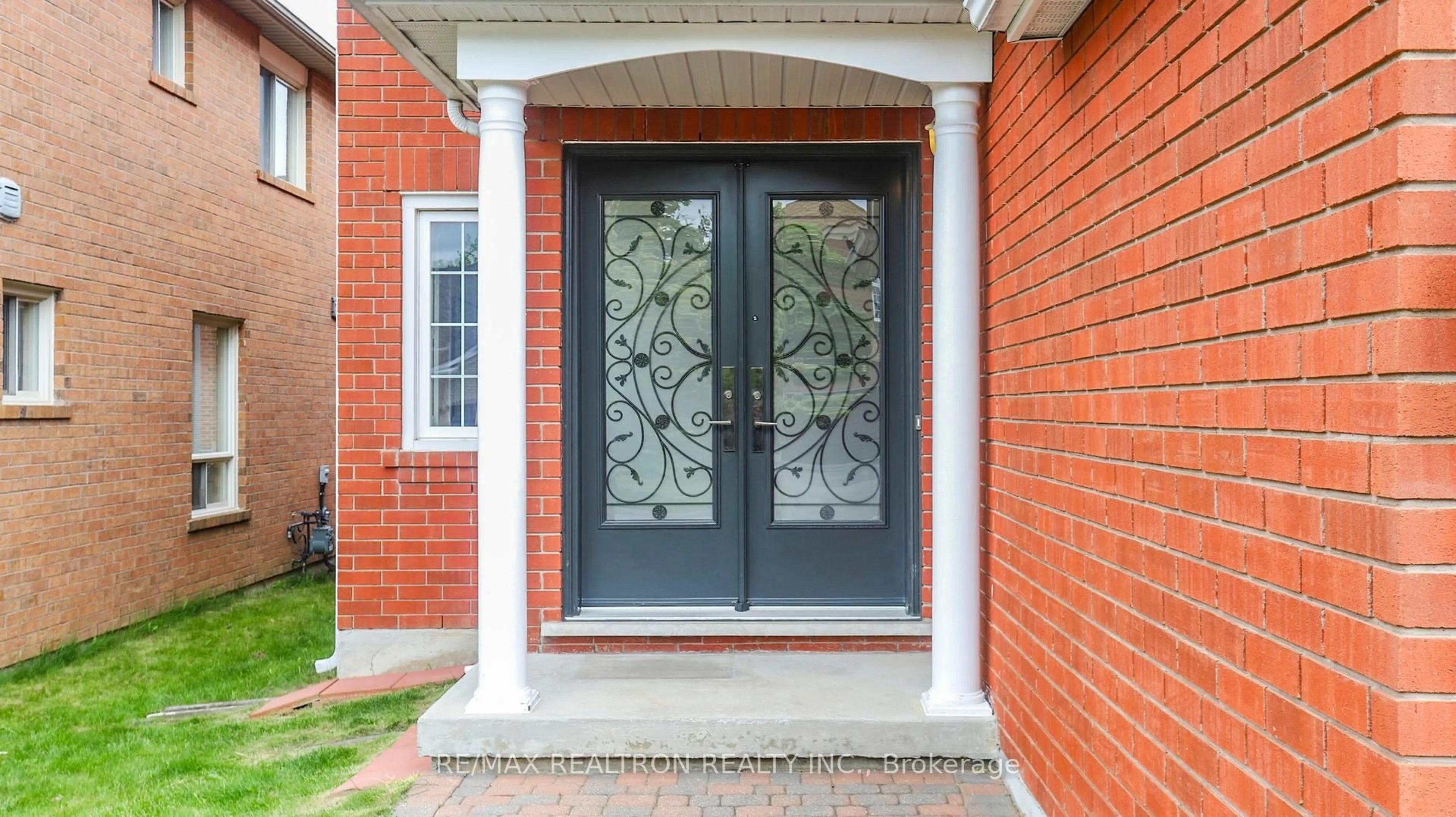 Indoor entryway for 7 Jaguar Gate, Richmond Hill Ontario L4S 1T7