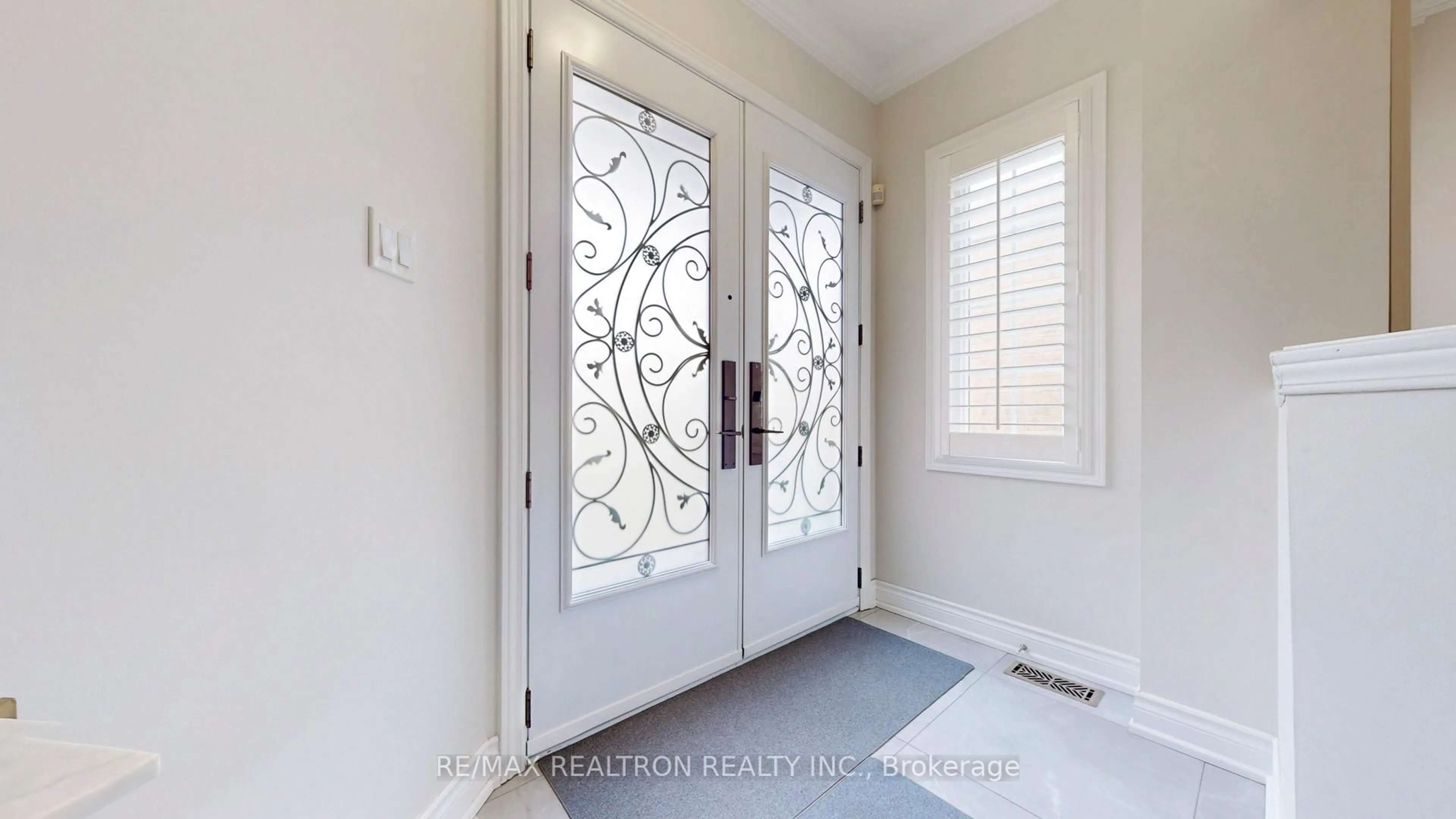 Indoor entryway for 7 Jaguar Gate, Richmond Hill Ontario L4S 1T7