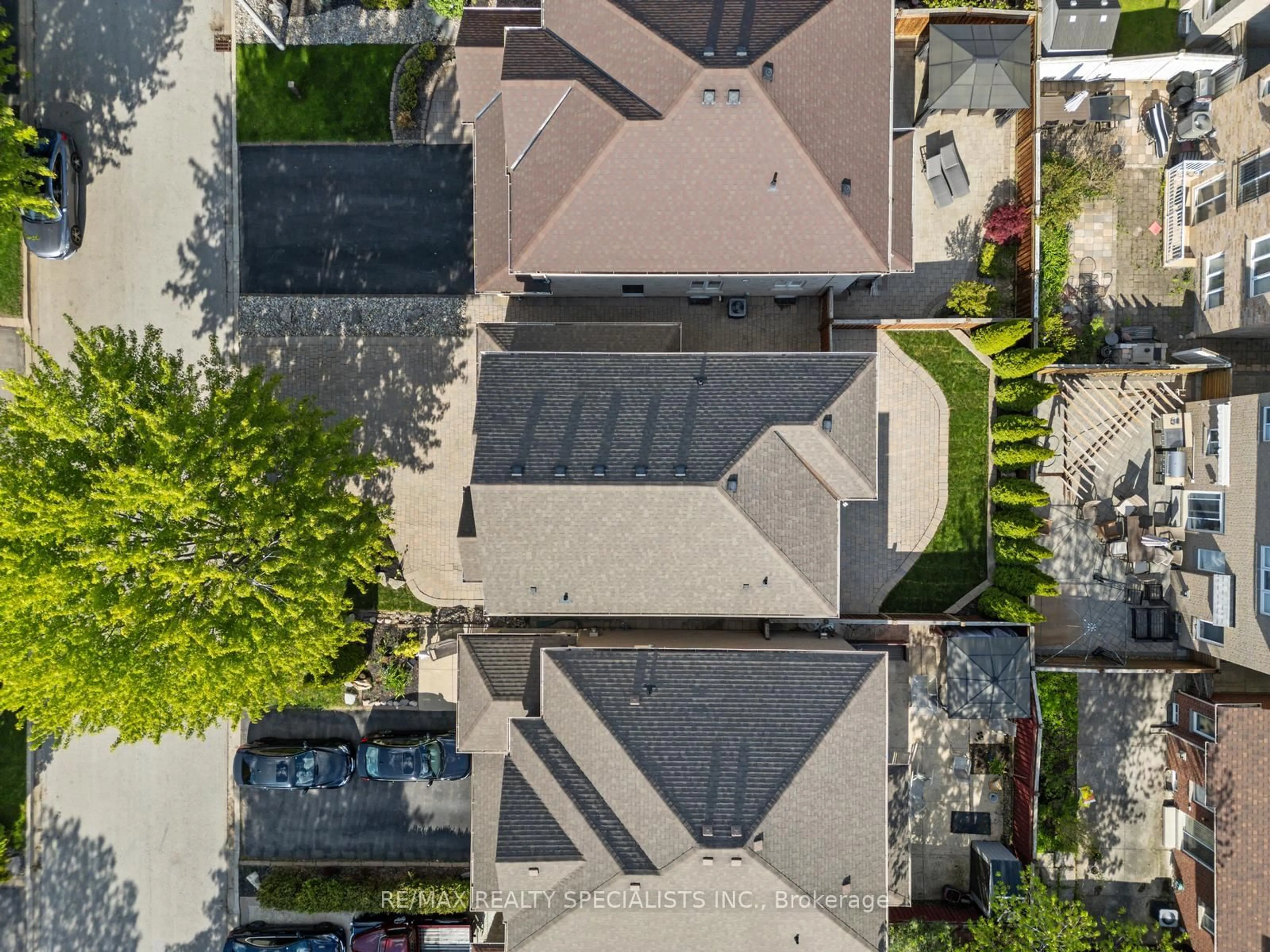 A pic from outside/outdoor area/front of a property/back of a property/a pic from drone, street for 25 Grapevine Dr, Vaughan Ontario L4H 2W3