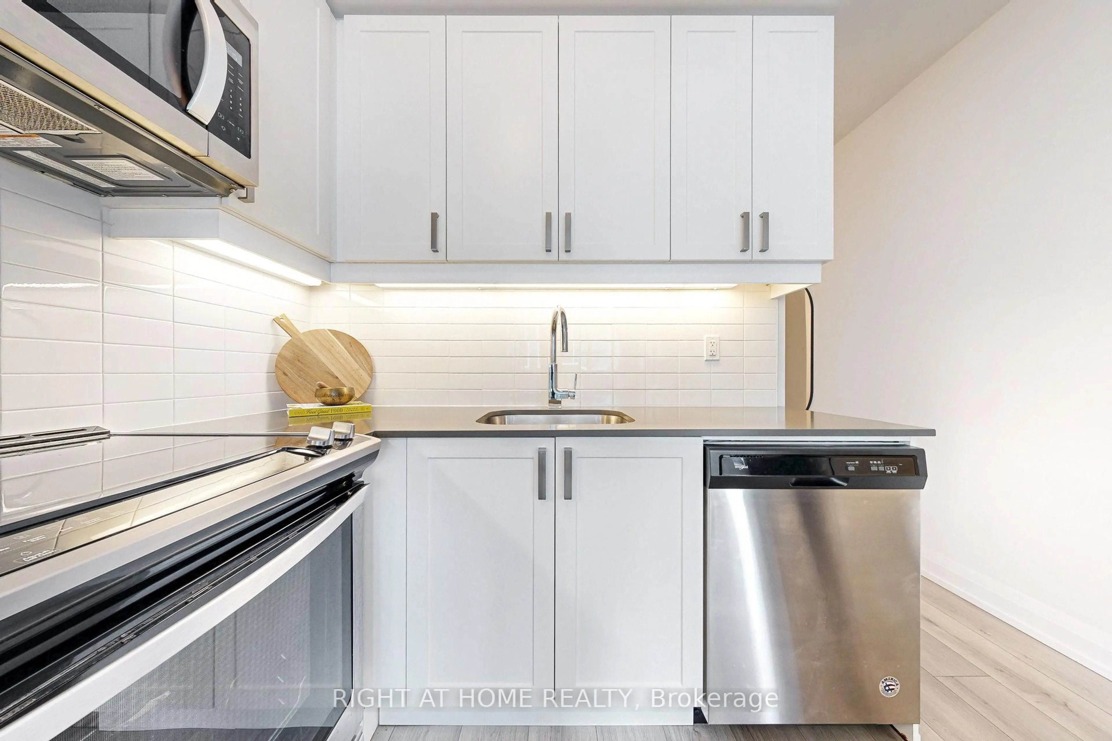 Standard kitchen, unknown for 7895 Jane St #907, Vaughan Ontario L4K 0K2