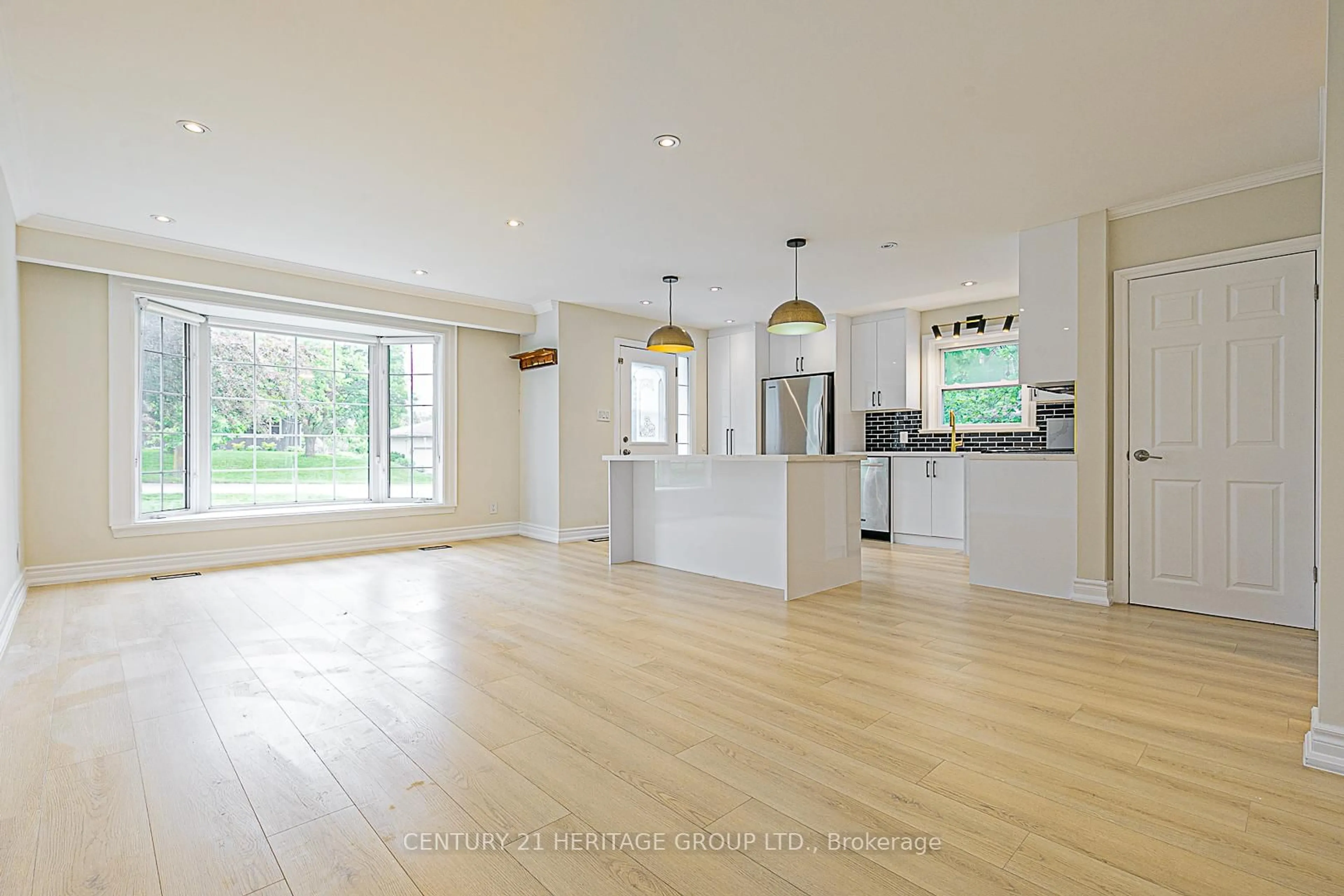 Open concept kitchen, wood/laminate floor for 893 Srigley St, Newmarket Ontario L3Y 1Y2