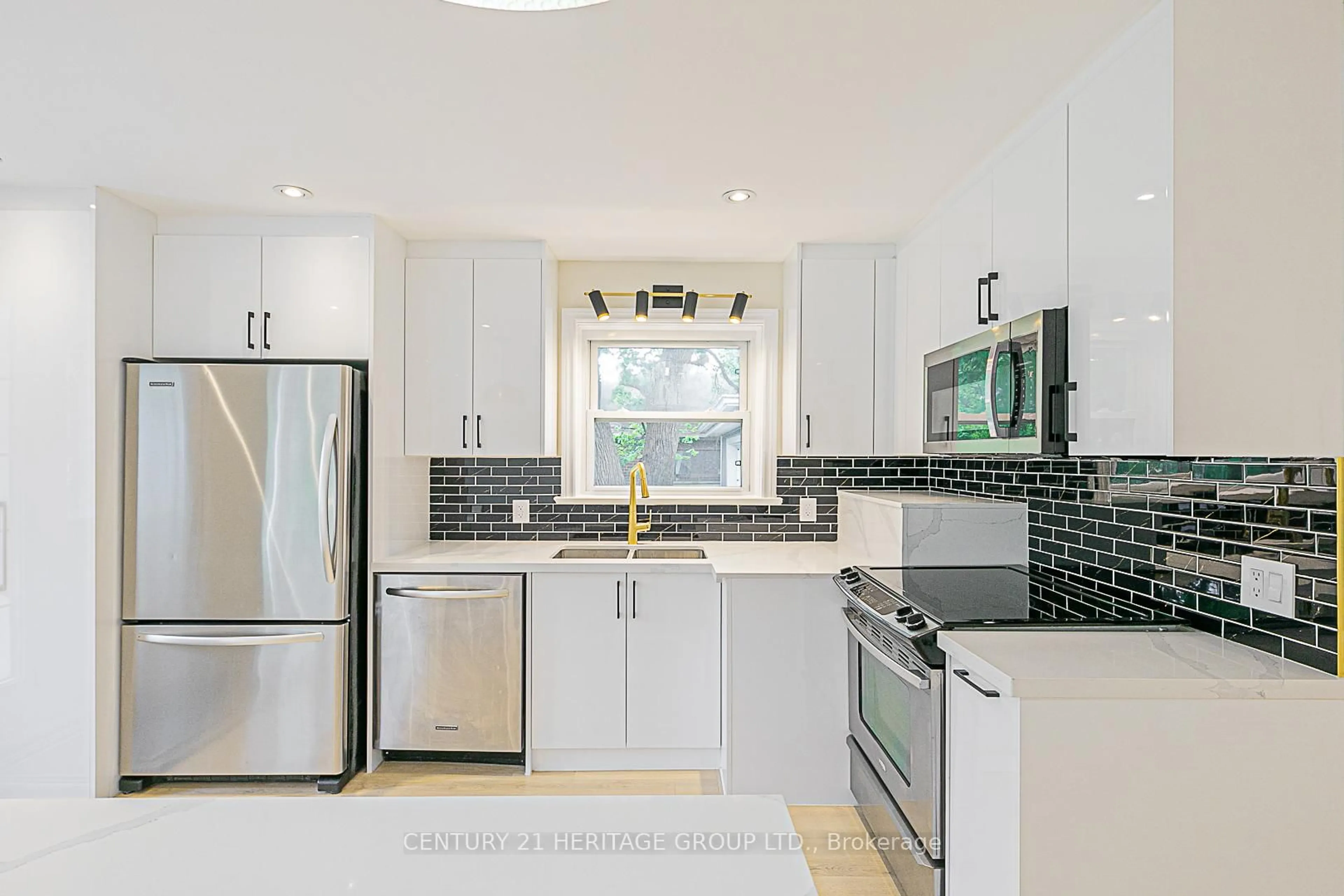 Open concept kitchen, ceramic/tile floor for 893 Srigley St, Newmarket Ontario L3Y 1Y2