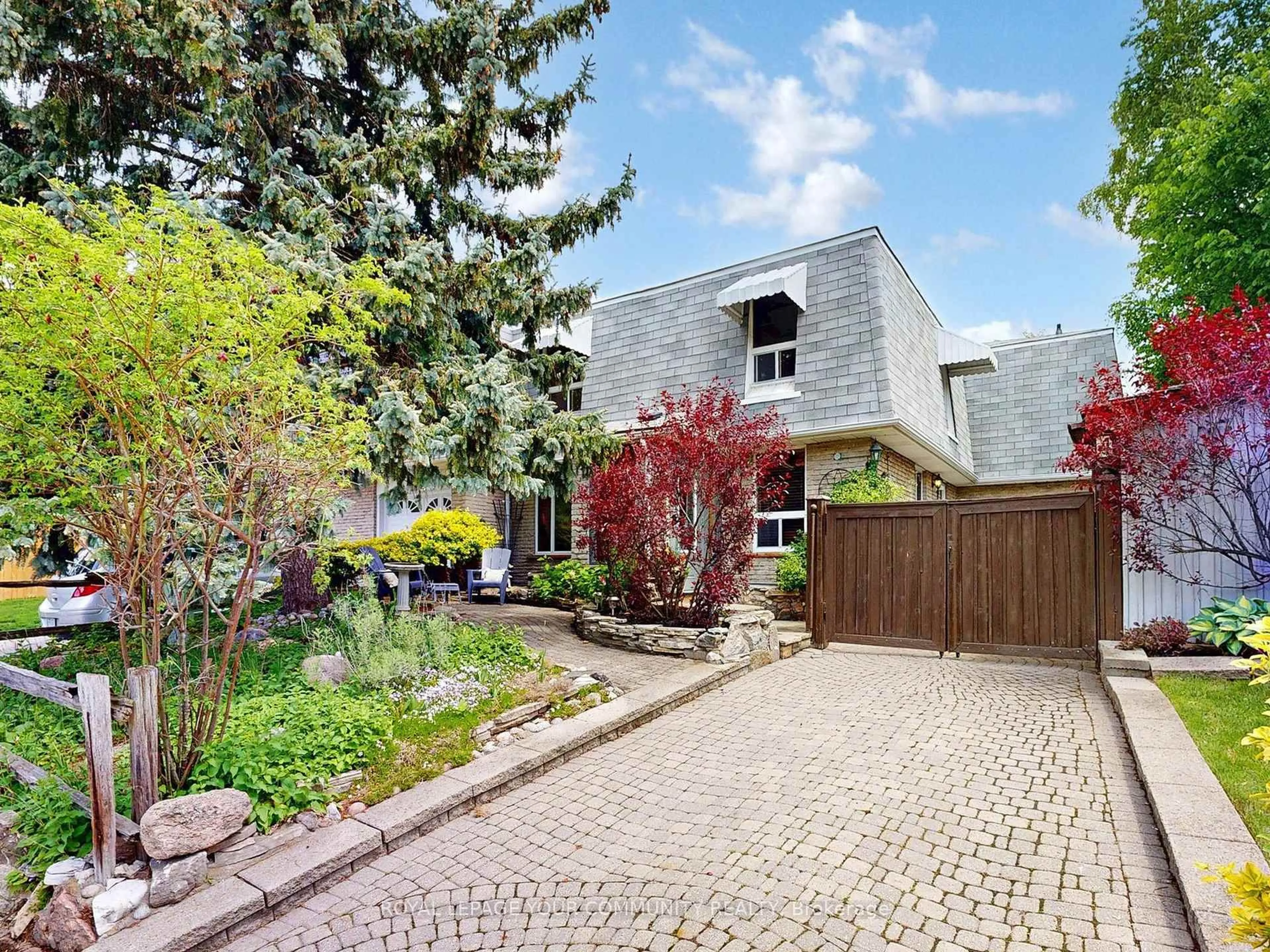 Home with brick exterior material, street for 4 Kitsilano Cres, Richmond Hill Ontario L4C 5A5