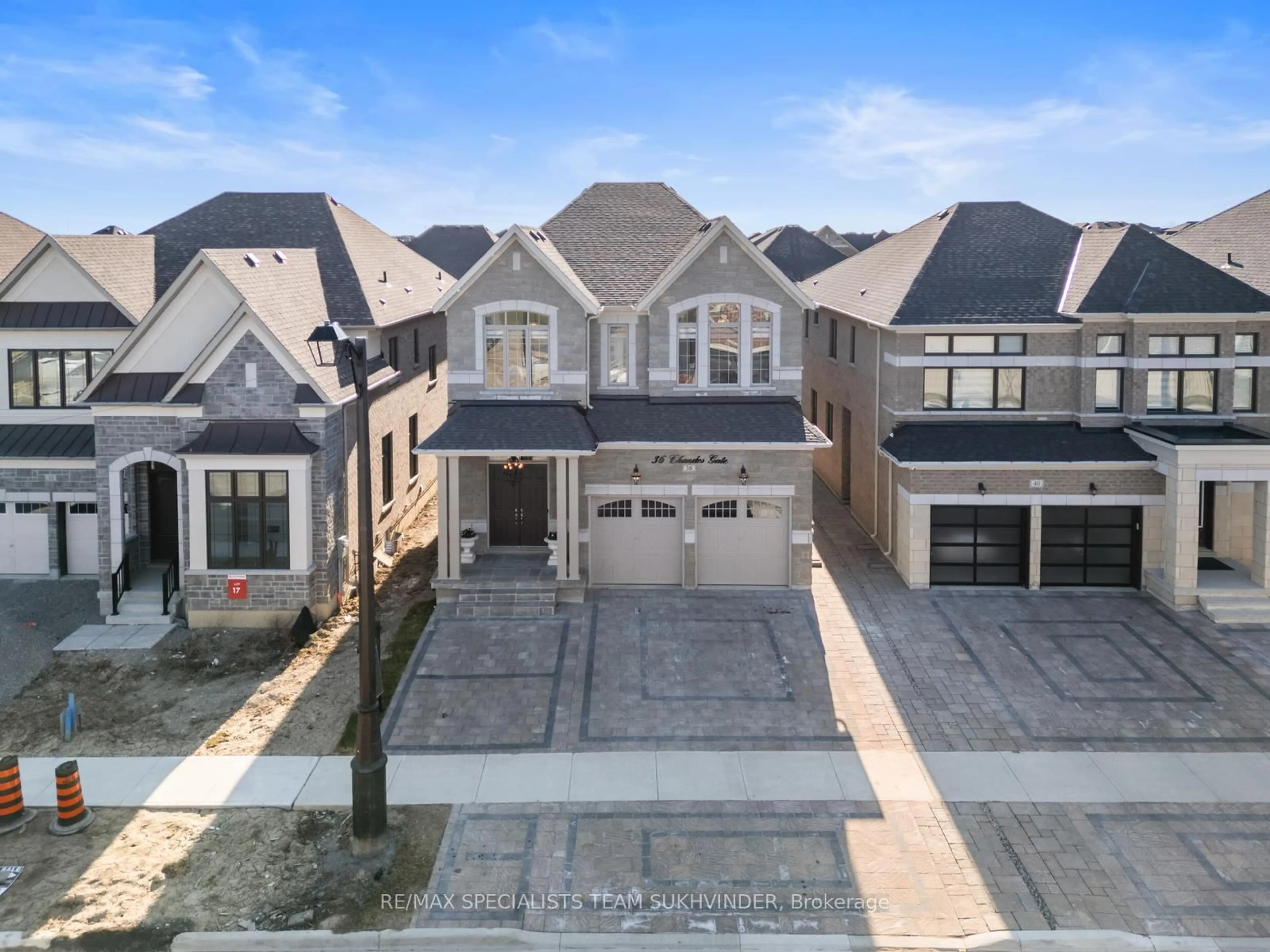 A pic from outside/outdoor area/front of a property/back of a property/a pic from drone, street for 36 Chandos Gate, Vaughan Ontario L4H 4K6