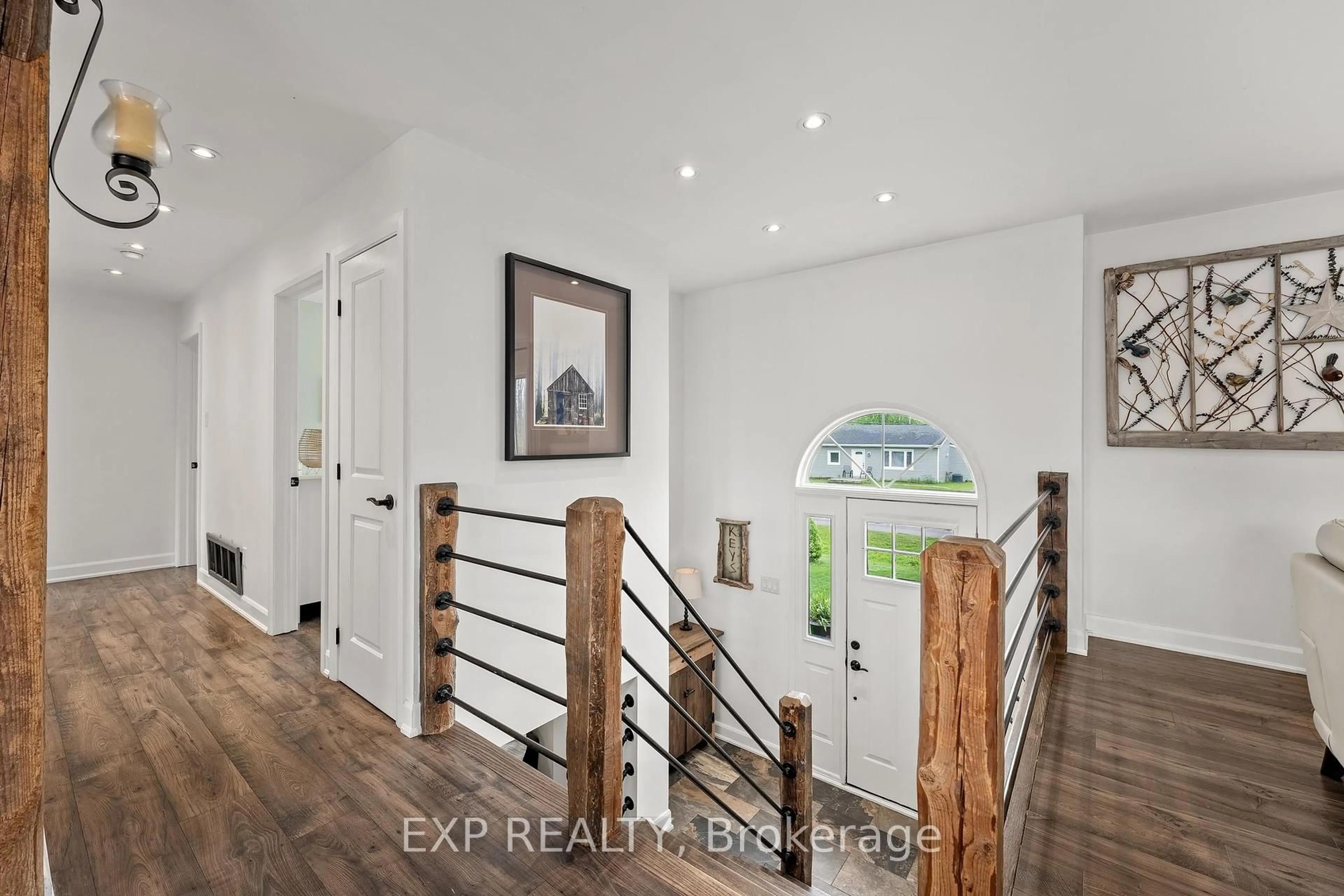Indoor entryway for 25 Holmes Point Rd, Georgina Ontario L0E 1L0