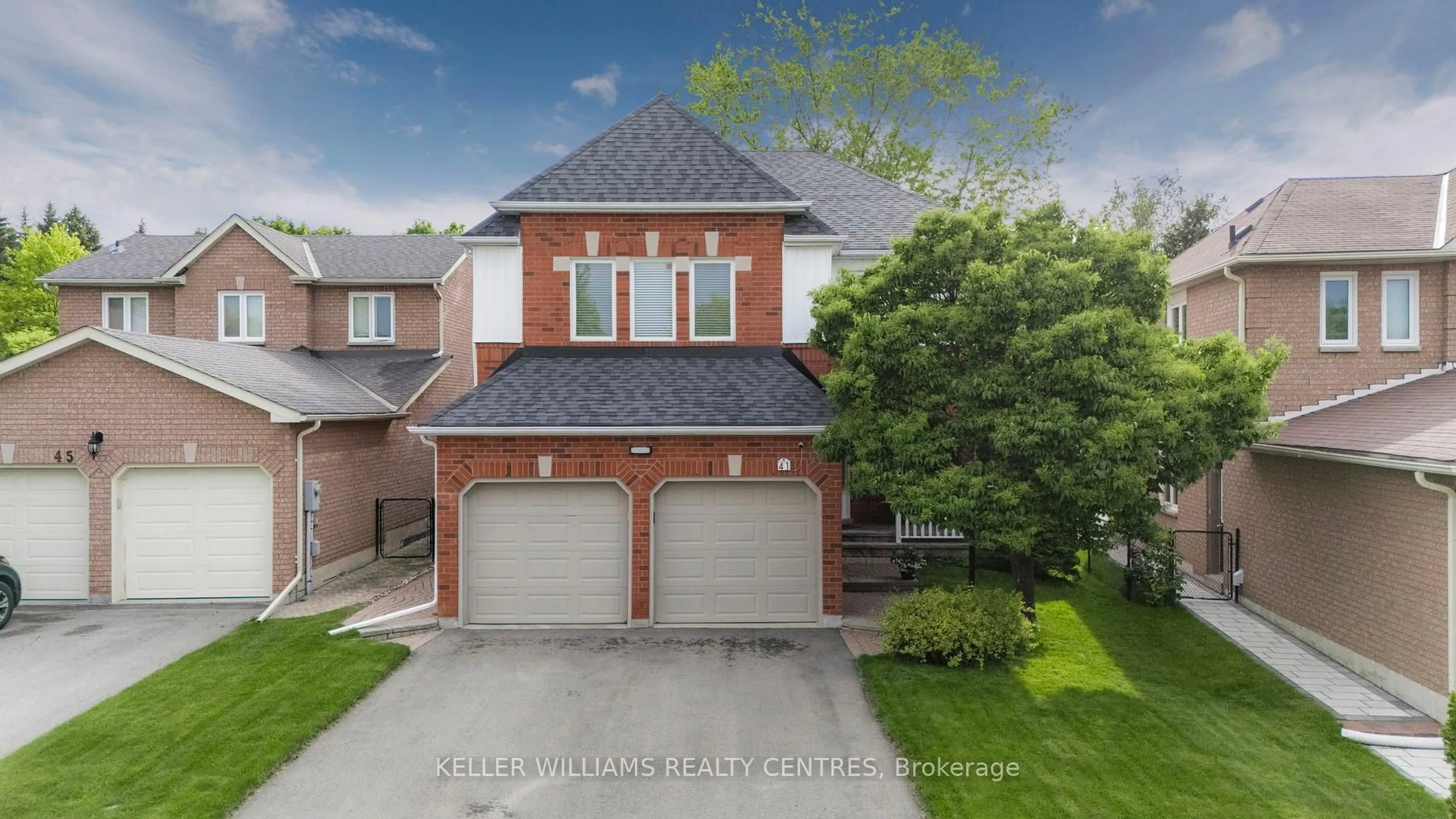 A pic from outside/outdoor area/front of a property/back of a property/a pic from drone, street for 41 Bonny Meadows Dr, Aurora Ontario L4G 6M9