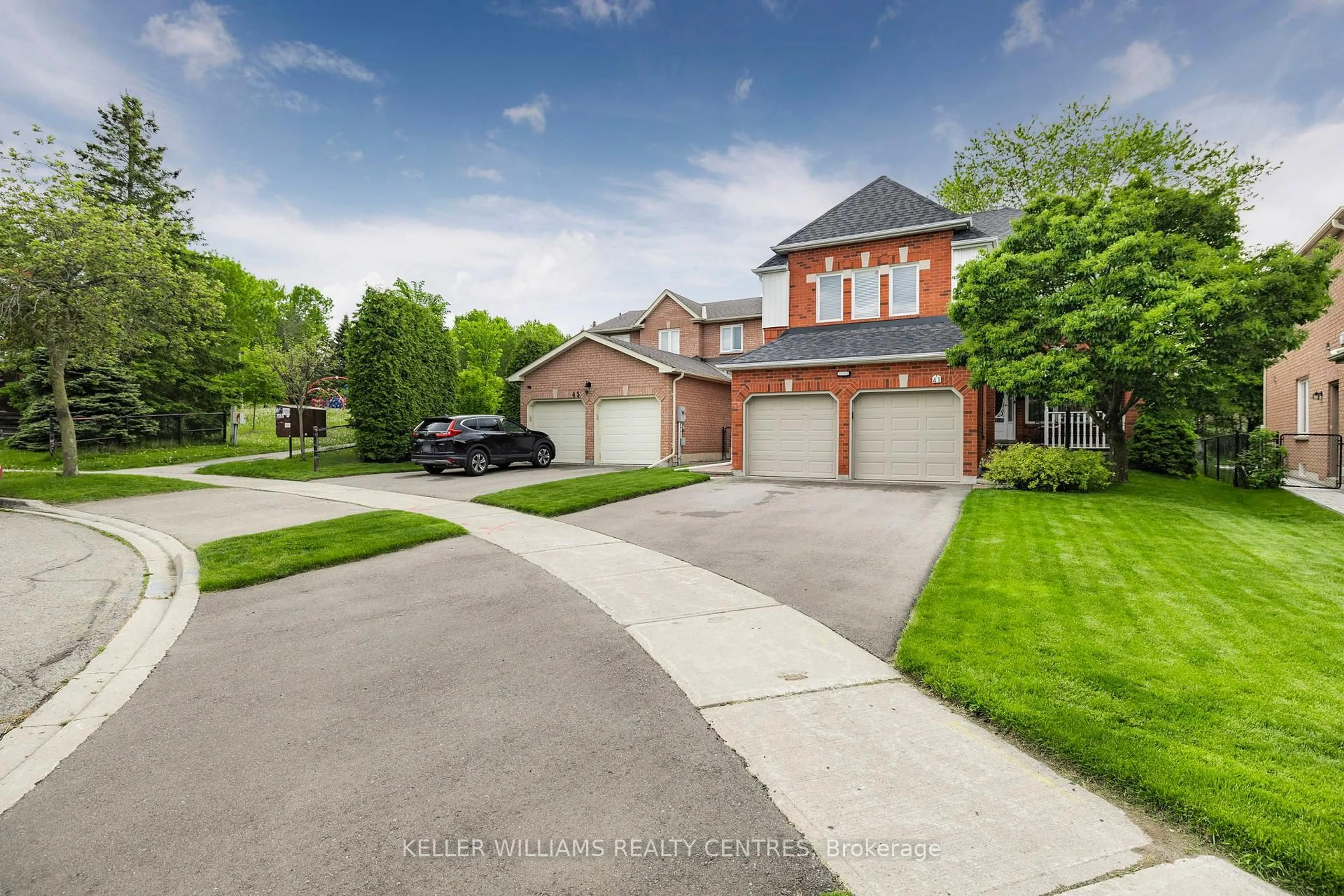A pic from outside/outdoor area/front of a property/back of a property/a pic from drone, street for 41 Bonny Meadows Dr, Aurora Ontario L4G 6M9