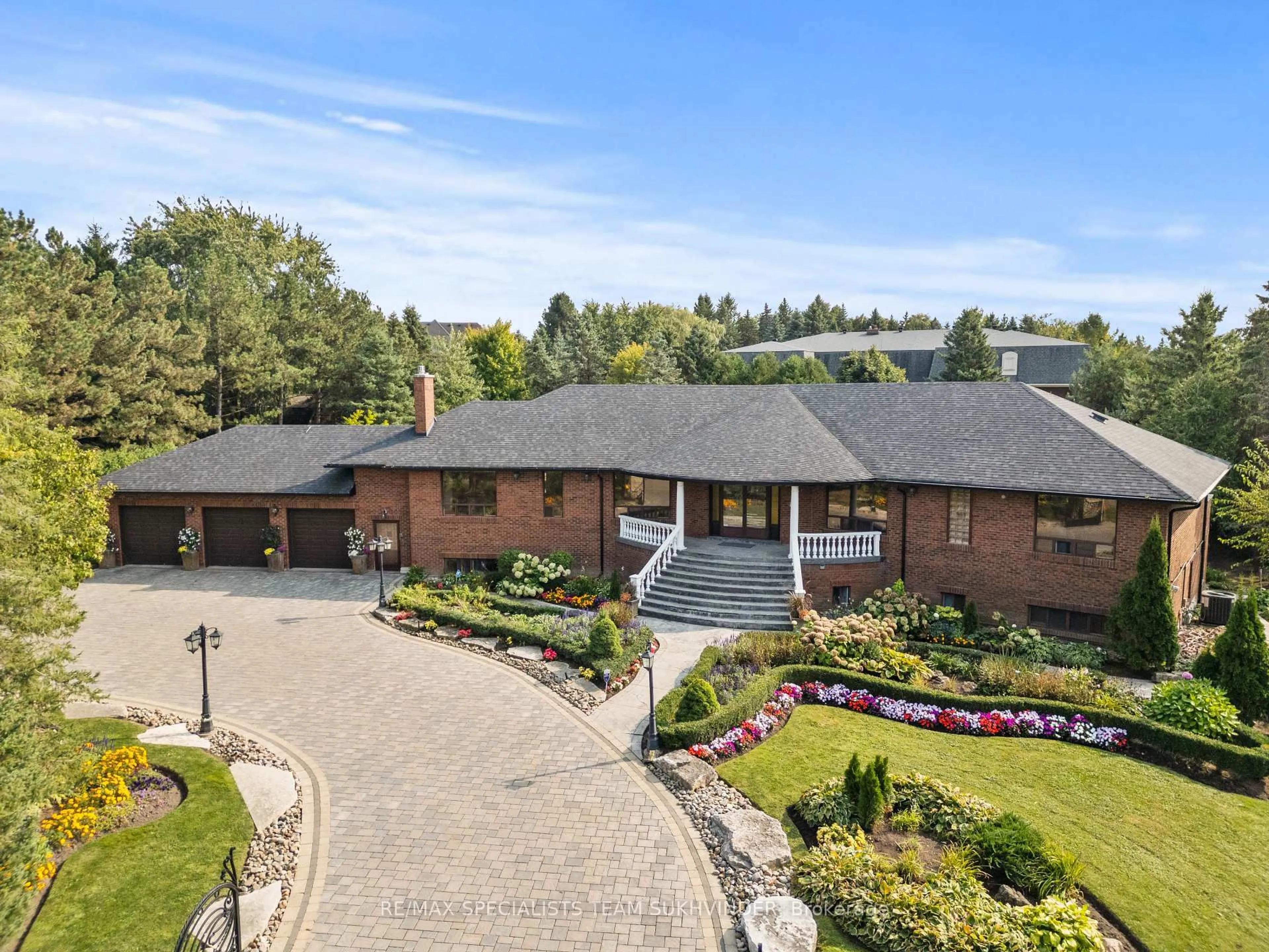 A pic from outside/outdoor area/front of a property/back of a property/a pic from drone, street for 109 Collard Dr, King Ontario L7B 1E4