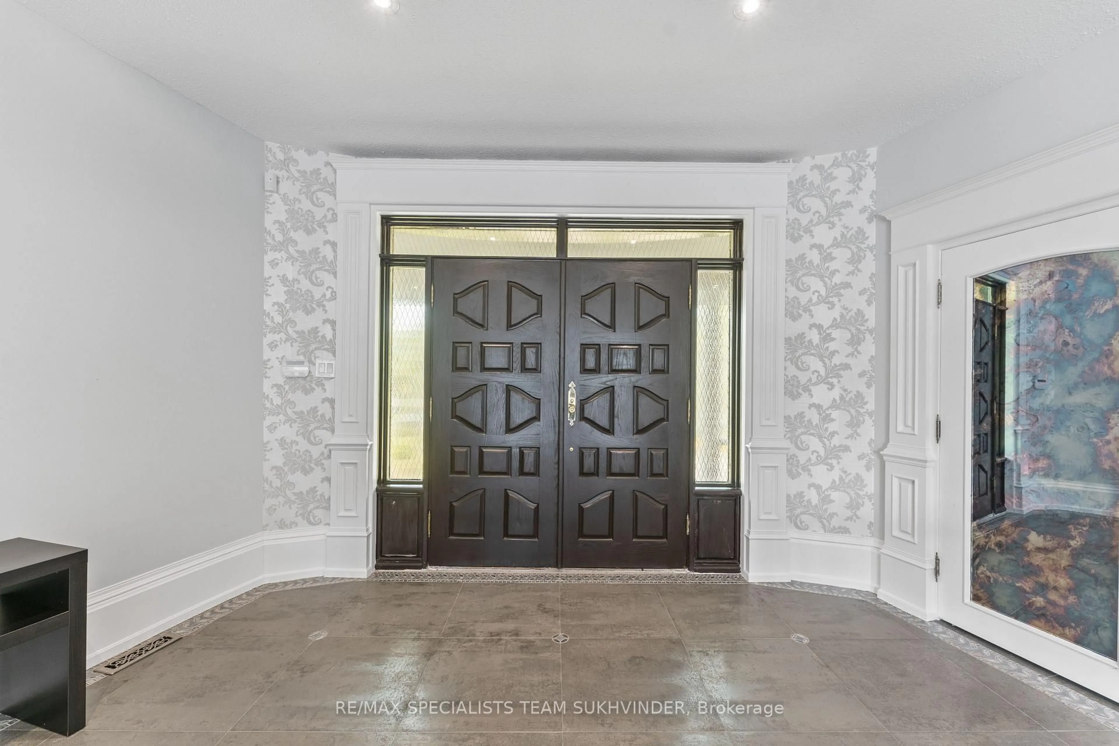 Indoor entryway for 109 Collard Dr, King Ontario L7B 1E4