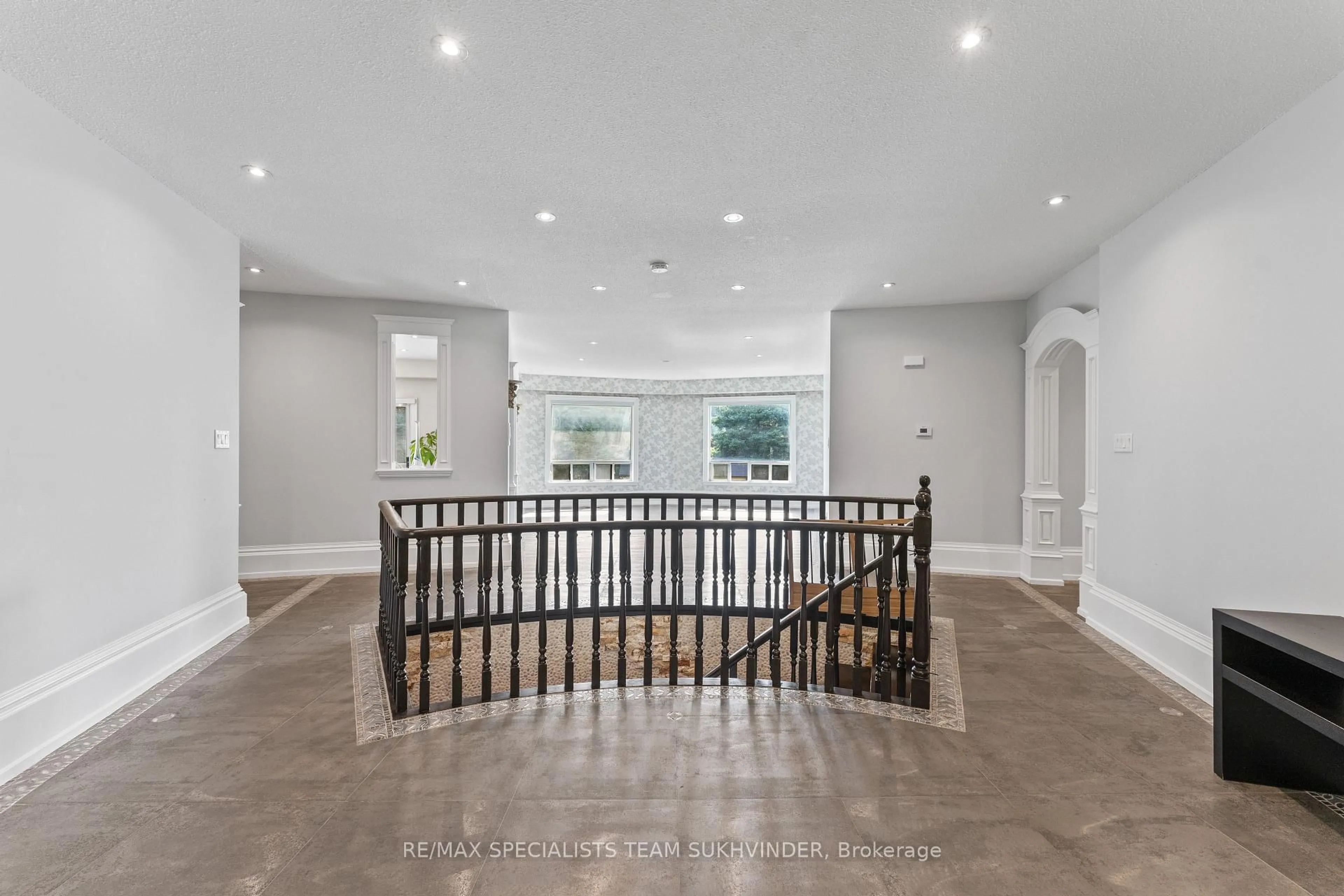 Indoor entryway for 109 Collard Dr, King Ontario L7B 1E4