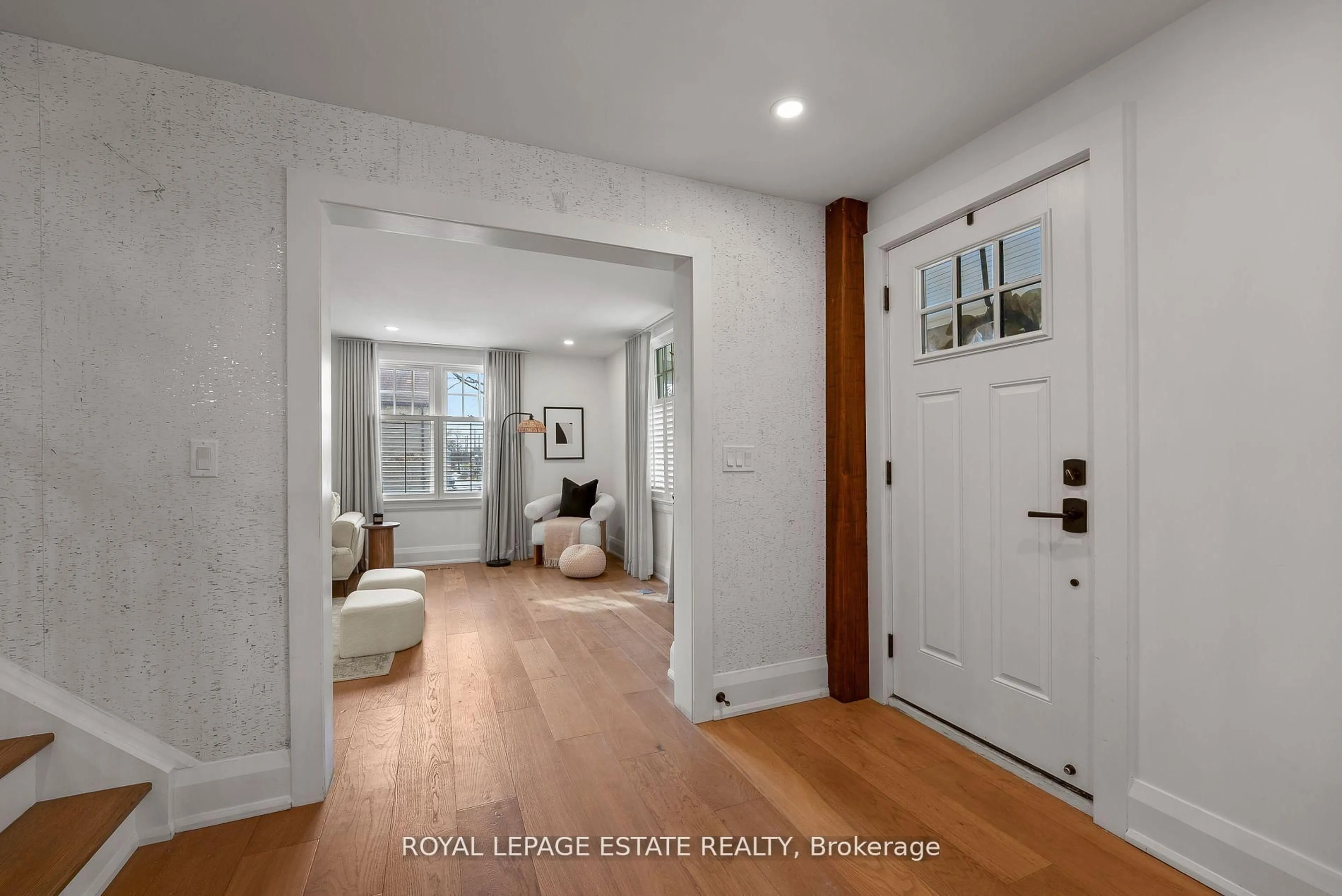 Indoor entryway for 6641 Main St, Whitchurch-Stouffville Ontario L4A 6B3