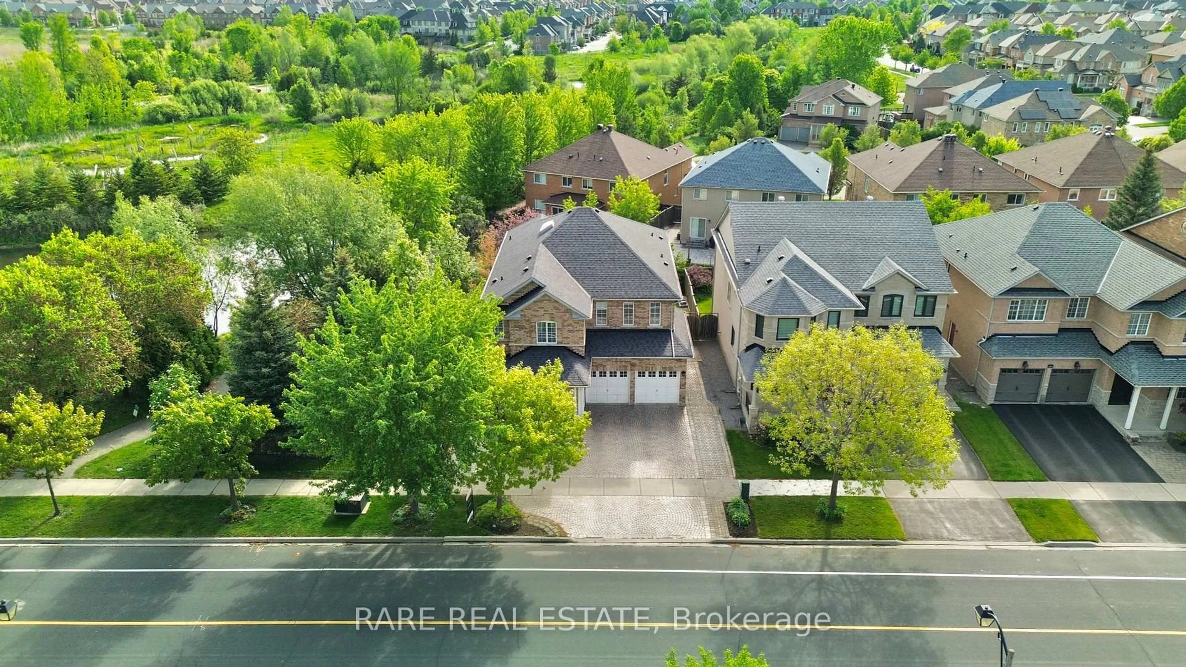 A pic from outside/outdoor area/front of a property/back of a property/a pic from drone, street for 295 Stonebridge Dr, Markham Ontario L6C 2Y1