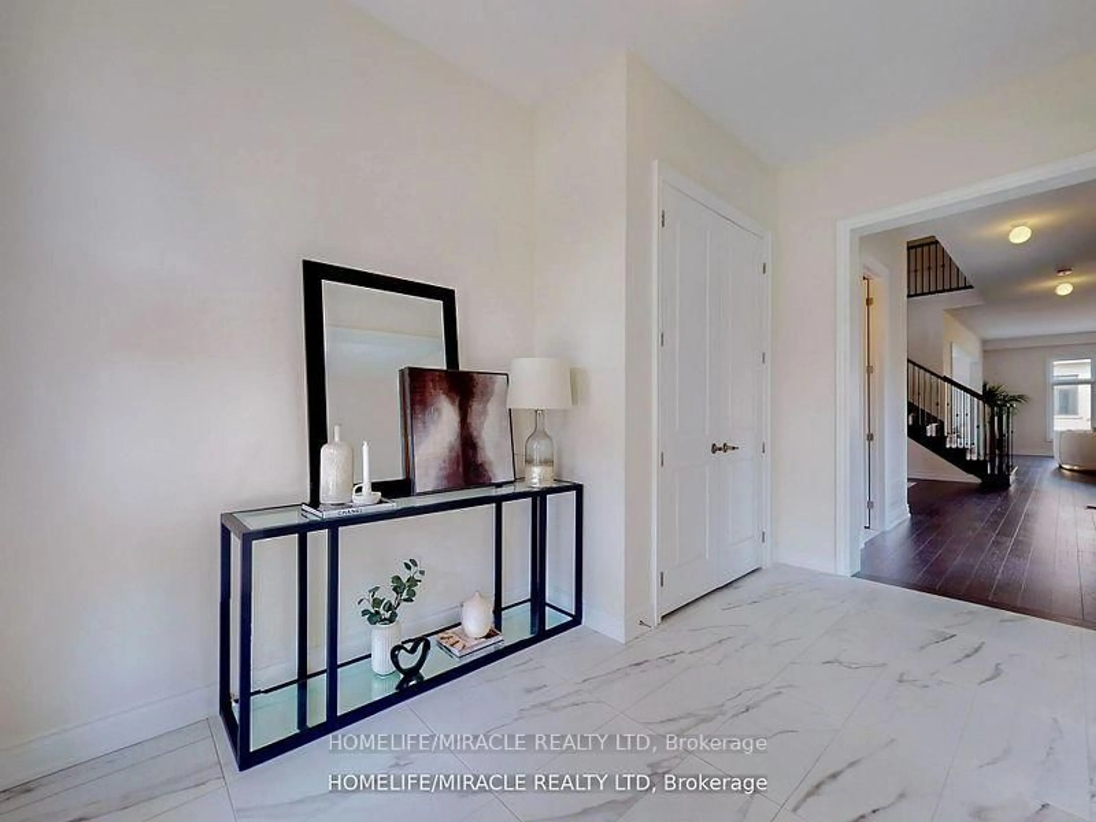 Indoor entryway for 25 Joiner Circ, Whitchurch-Stouffville Ontario L4A 4W9