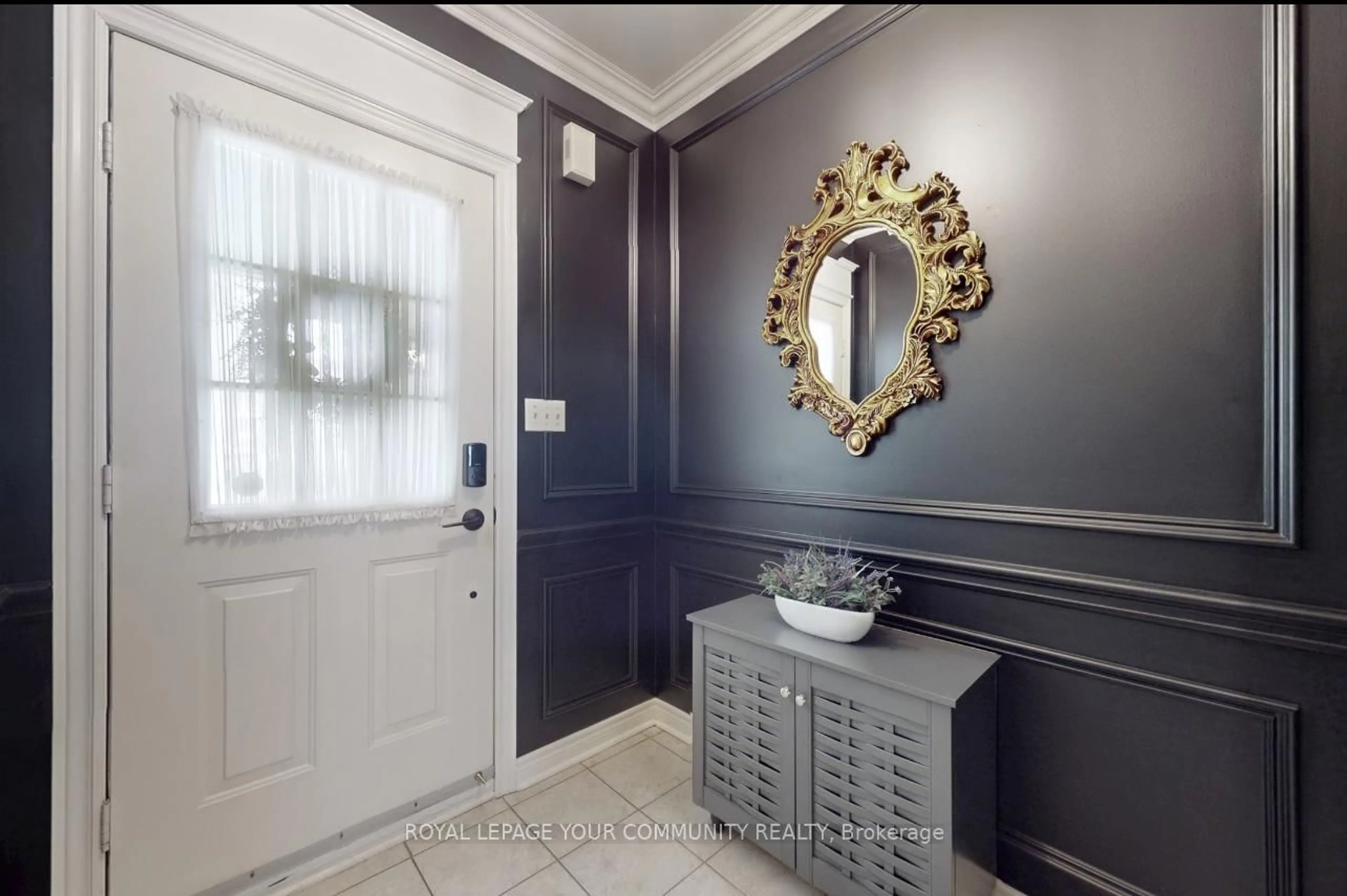 Indoor entryway for 190 Harding Blvd #207, Richmond Hill Ontario L4C 0J9