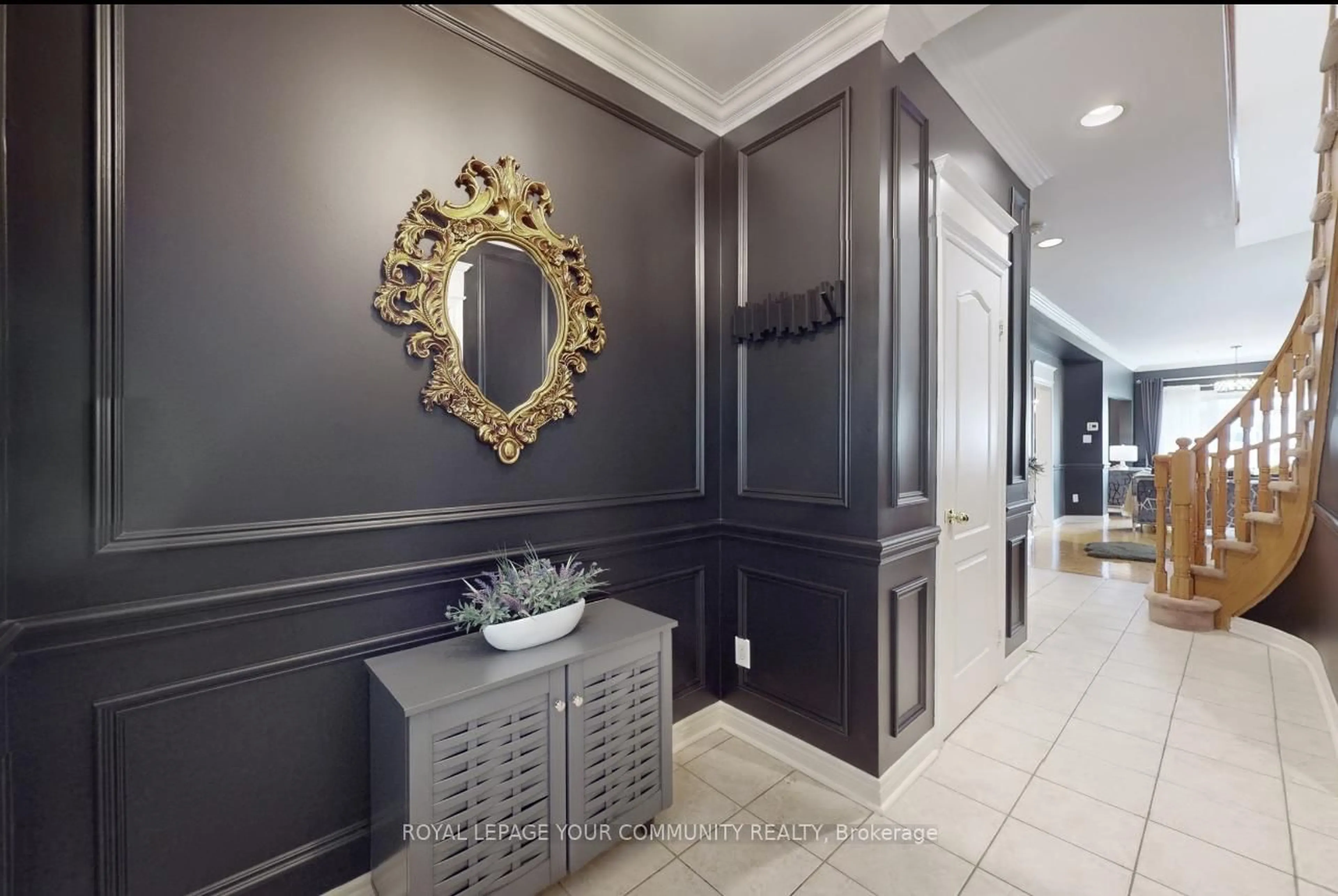 Indoor foyer for 190 Harding Blvd #207, Richmond Hill Ontario L4C 0J9