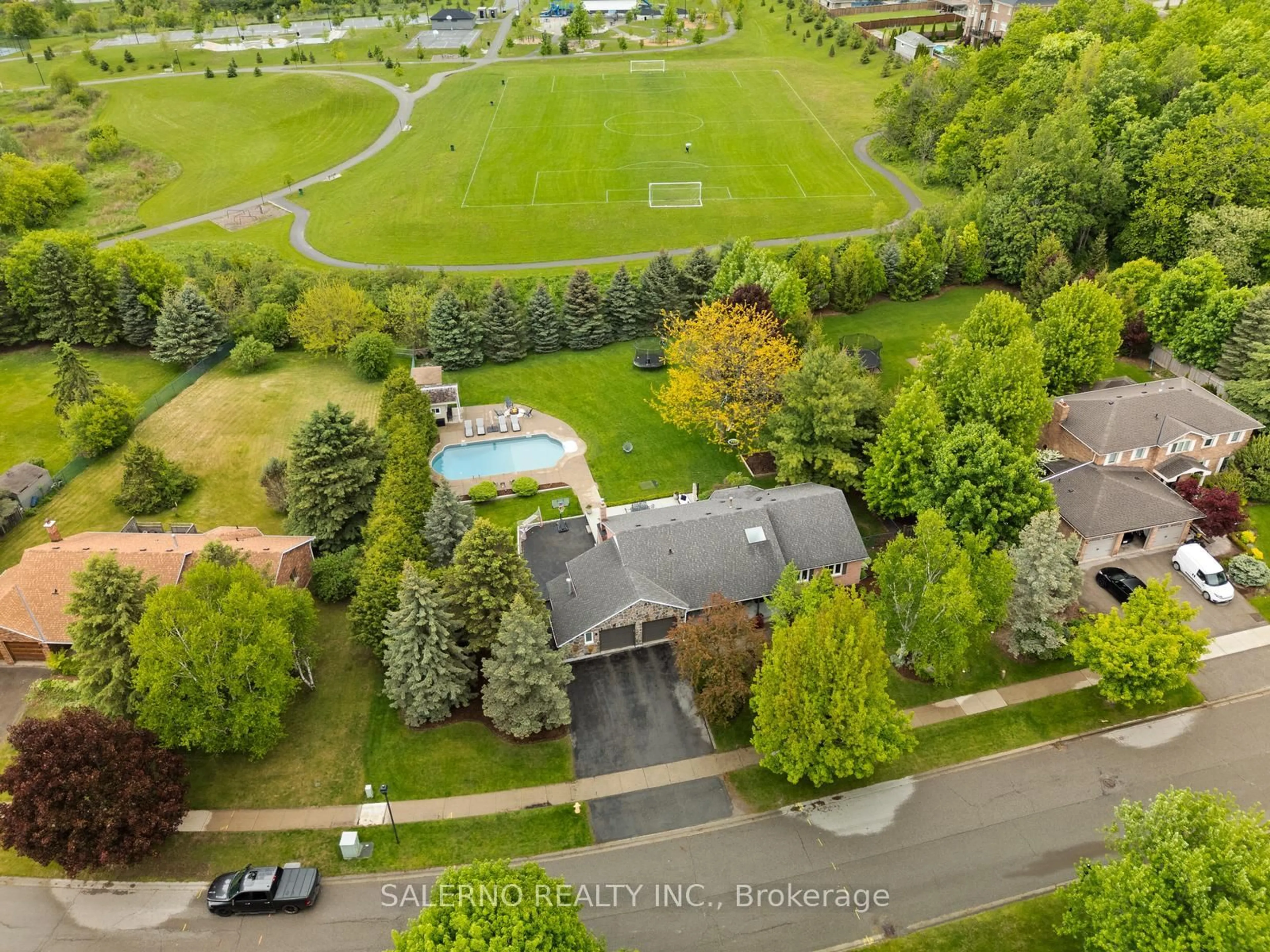 A pic from outside/outdoor area/front of a property/back of a property/a pic from drone, unknown for 48 Goodfellow Cres, King Ontario L0G 1N0