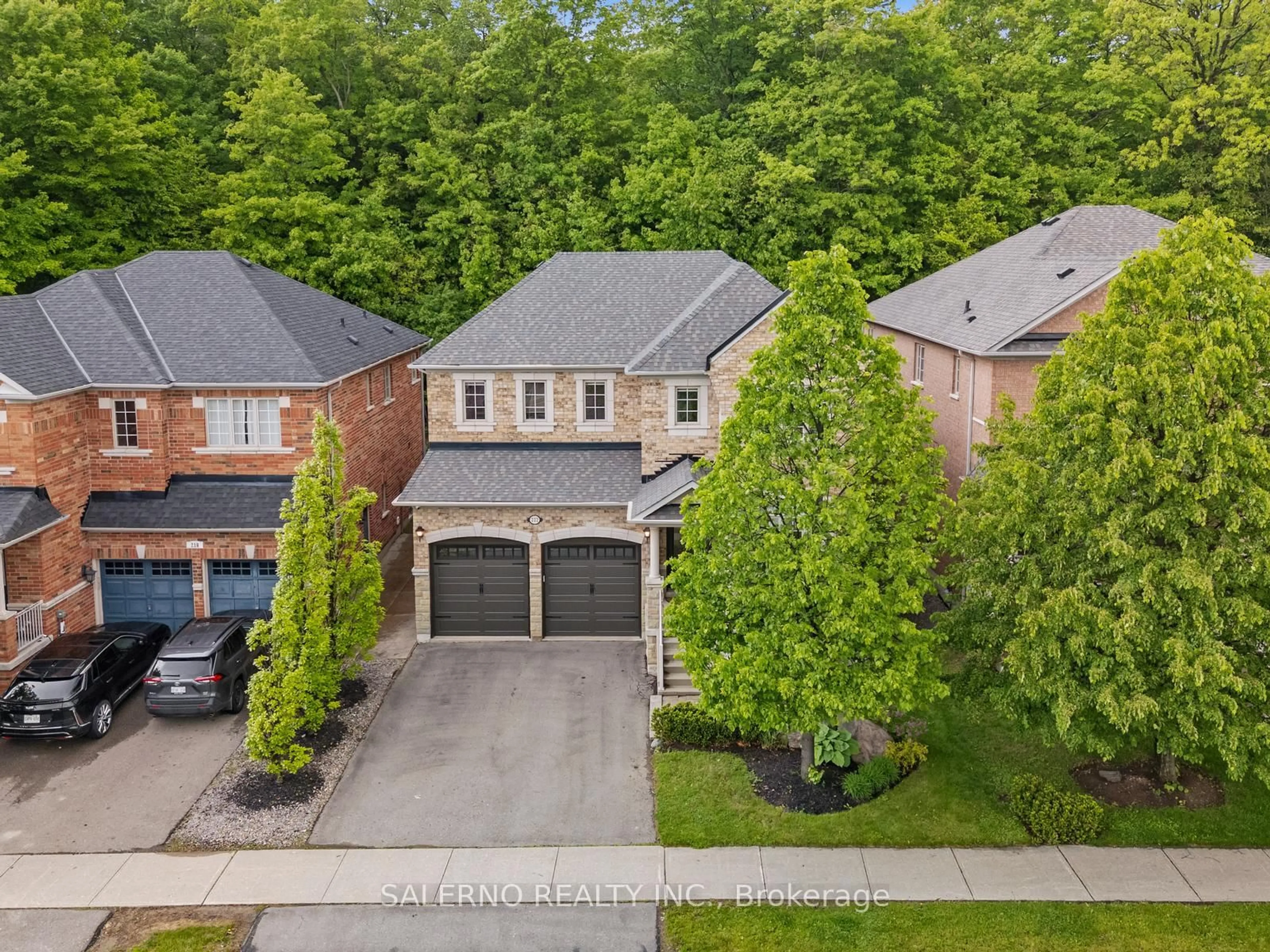 A pic from outside/outdoor area/front of a property/back of a property/a pic from drone, street for 222 Via Campanile N/A, Vaughan Ontario L4H 3J8