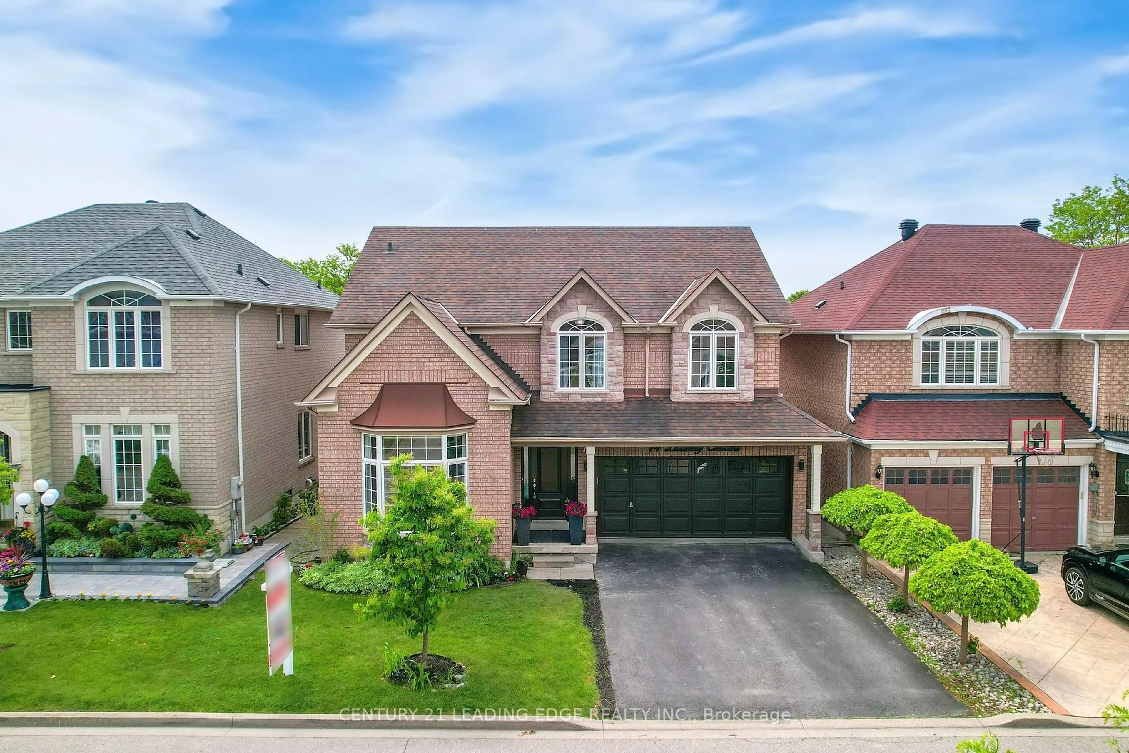 A pic from outside/outdoor area/front of a property/back of a property/a pic from drone, street for 74 Littleleaf Cres, Markham Ontario L3S 4G1