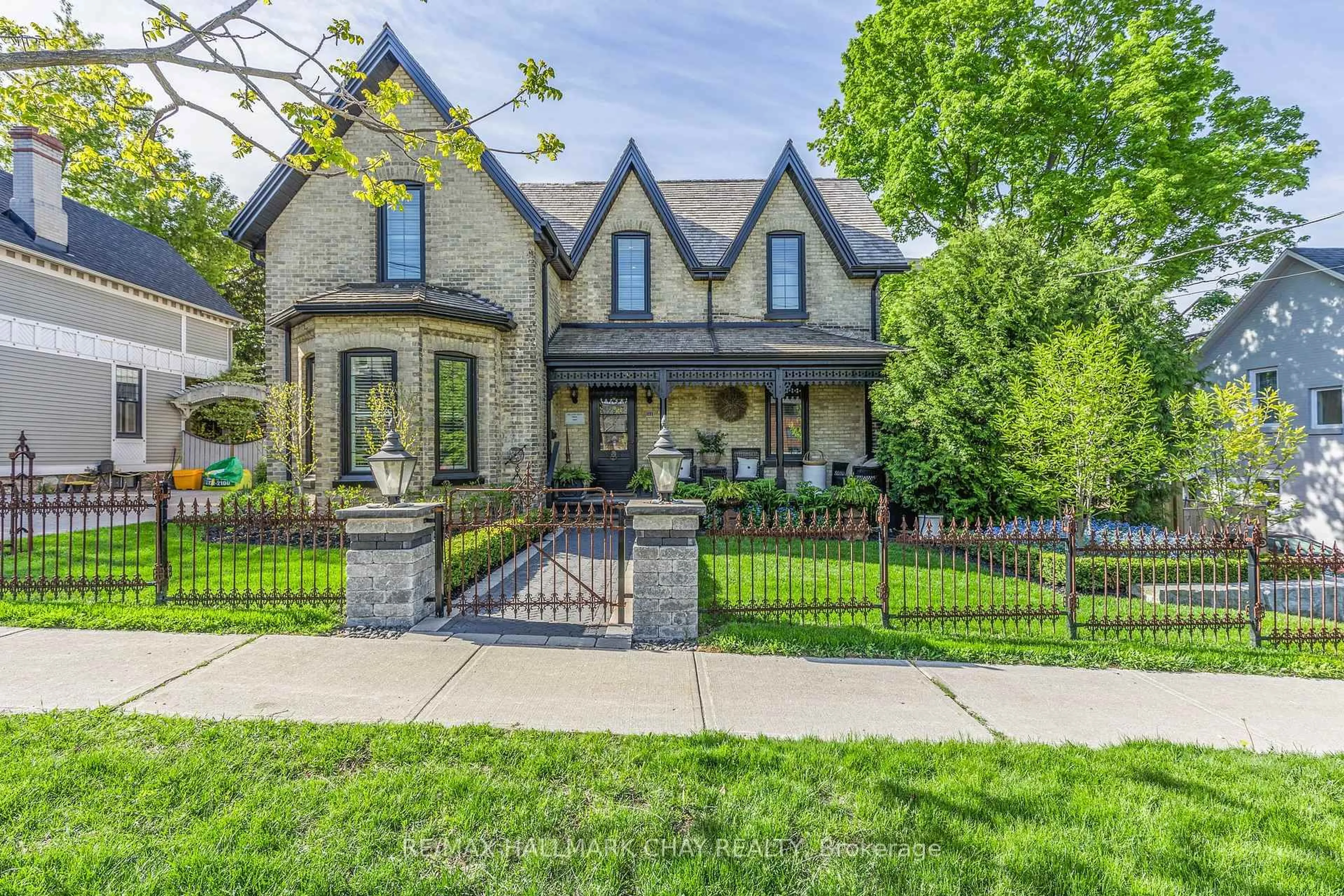 Home with brick exterior material, street for 11 Catherine Ave, Aurora Ontario L4G 1K4
