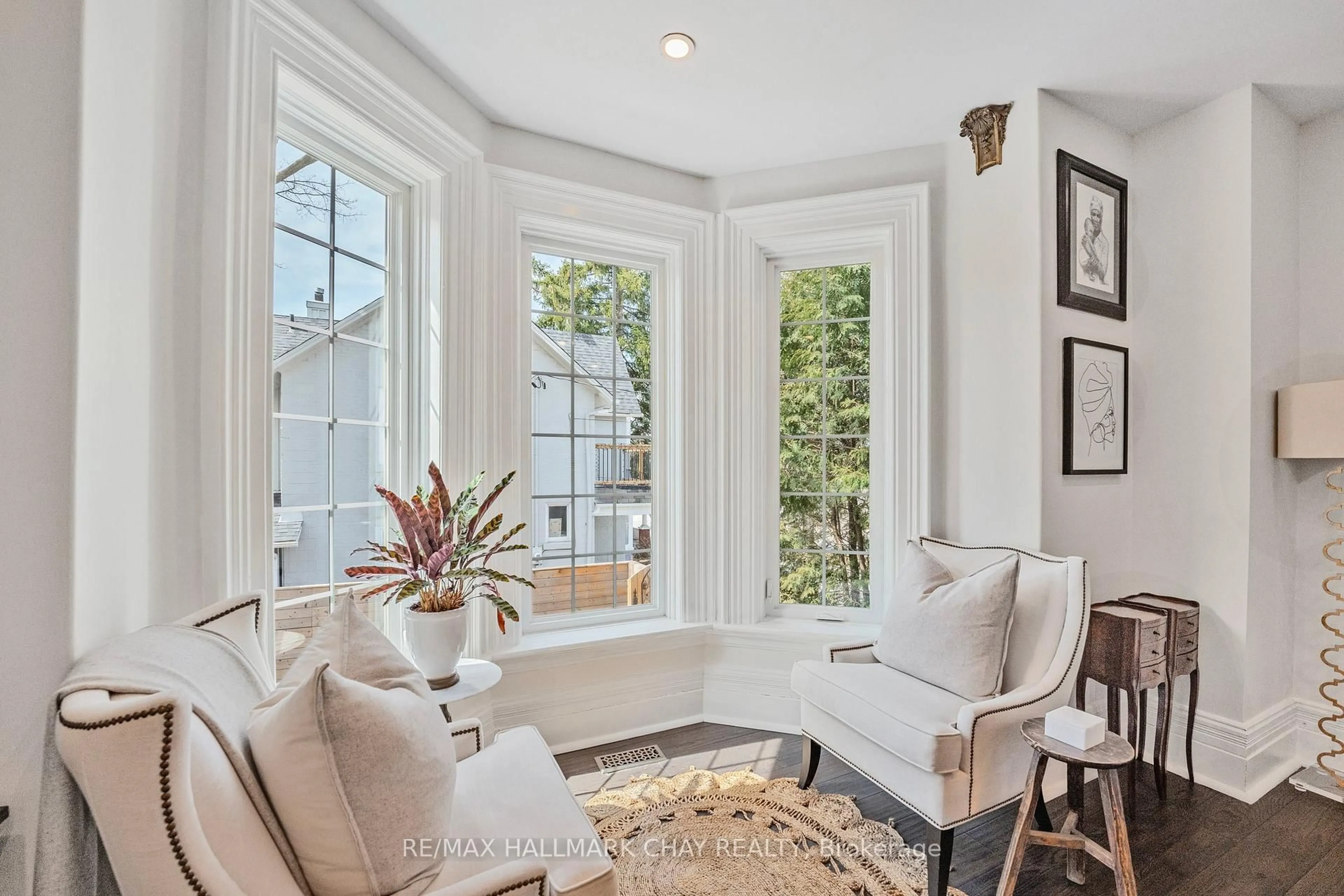 Indoor entryway for 11 Catherine Ave, Aurora Ontario L4G 1K4