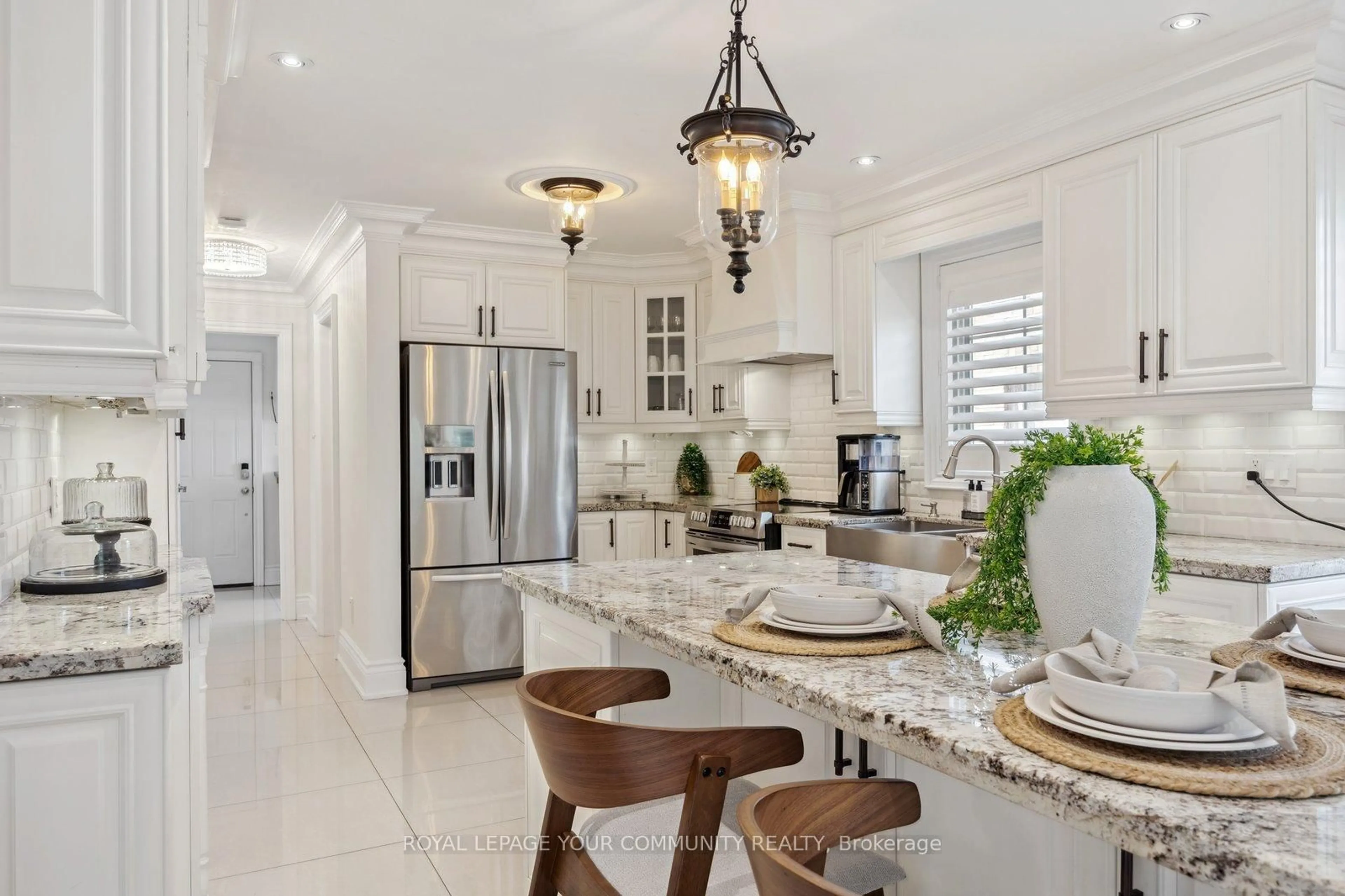 Open concept kitchen, ceramic/tile floor for 16 White Lodge Cres, Richmond Hill Ontario L4C 8Z7