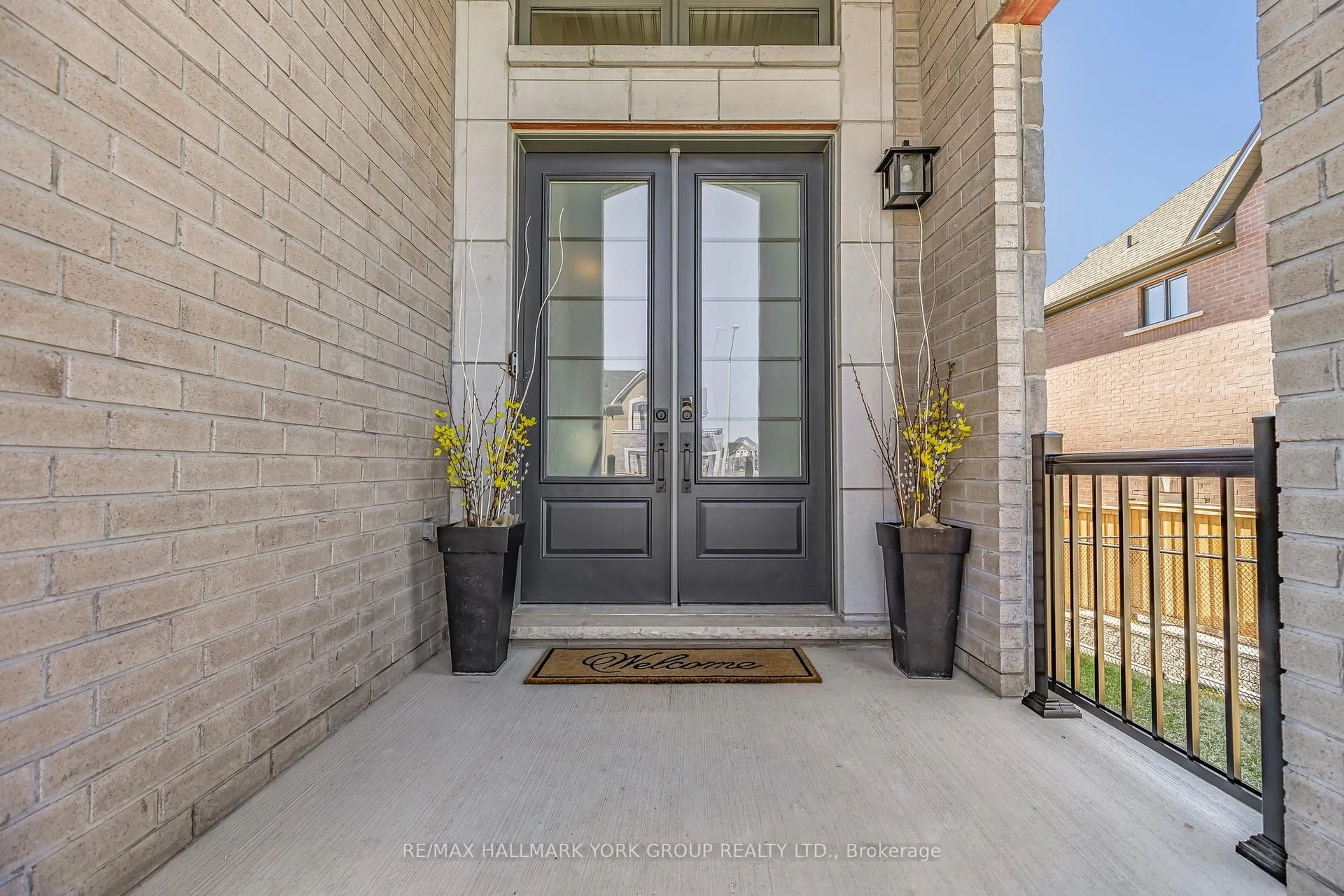Indoor entryway for 1393 Blackmore St, Innisfil Ontario L9S 0P3