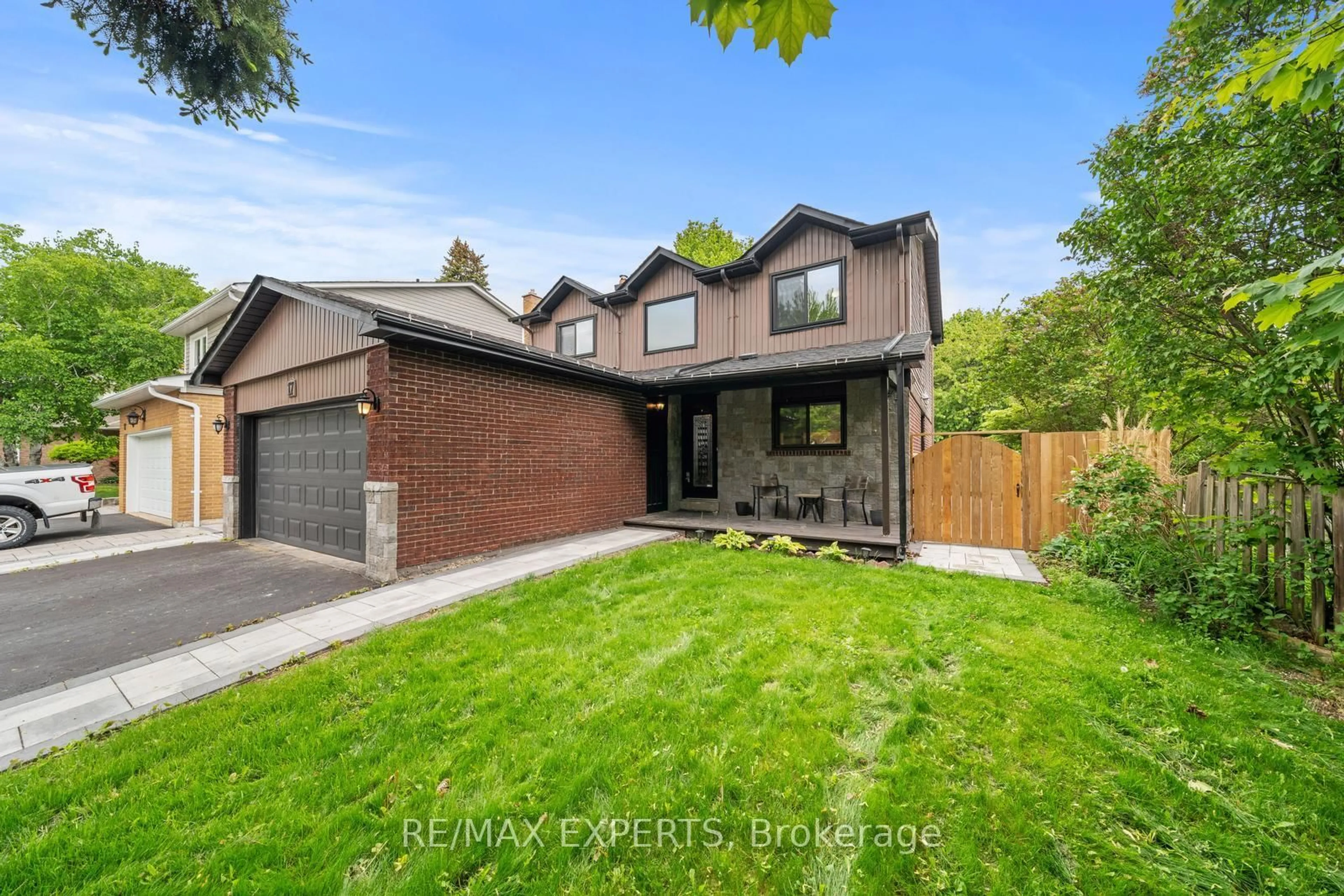 Home with brick exterior material, street for 17 PATRICIAN Crt, Bradford West Gwillimbury Ontario L3Z 1B4