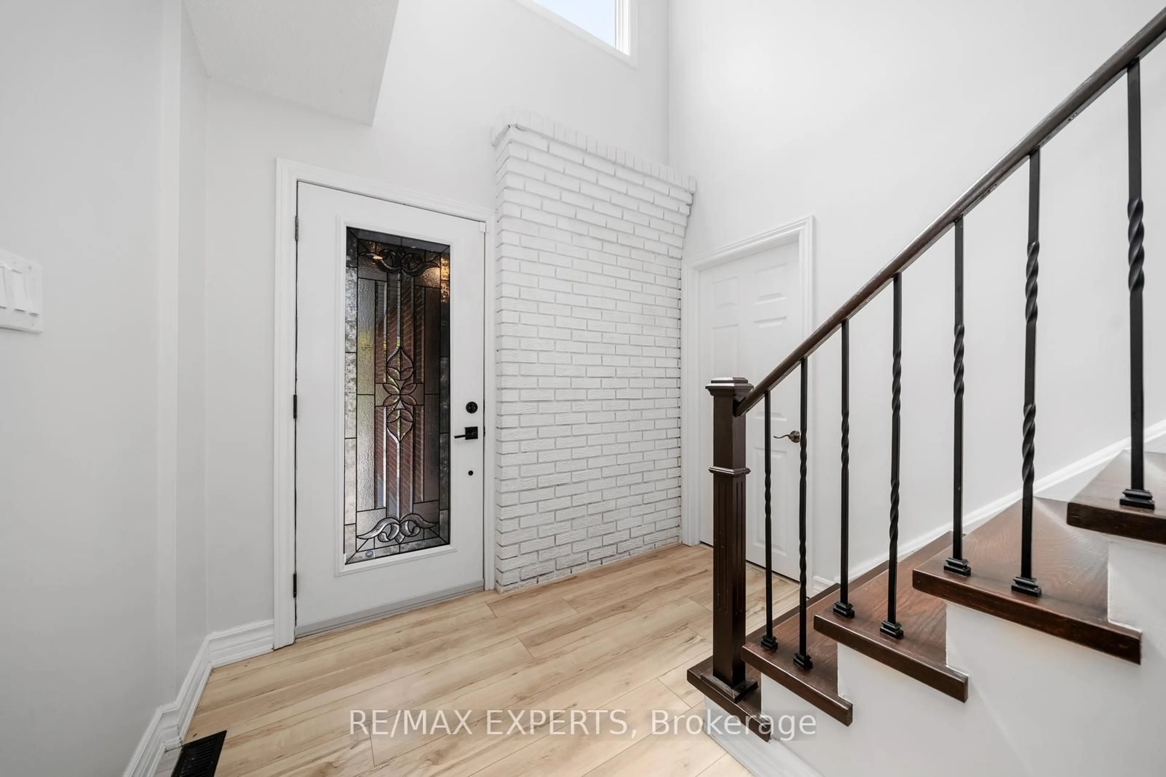 Indoor entryway for 17 PATRICIAN Crt, Bradford West Gwillimbury Ontario L3Z 1B4