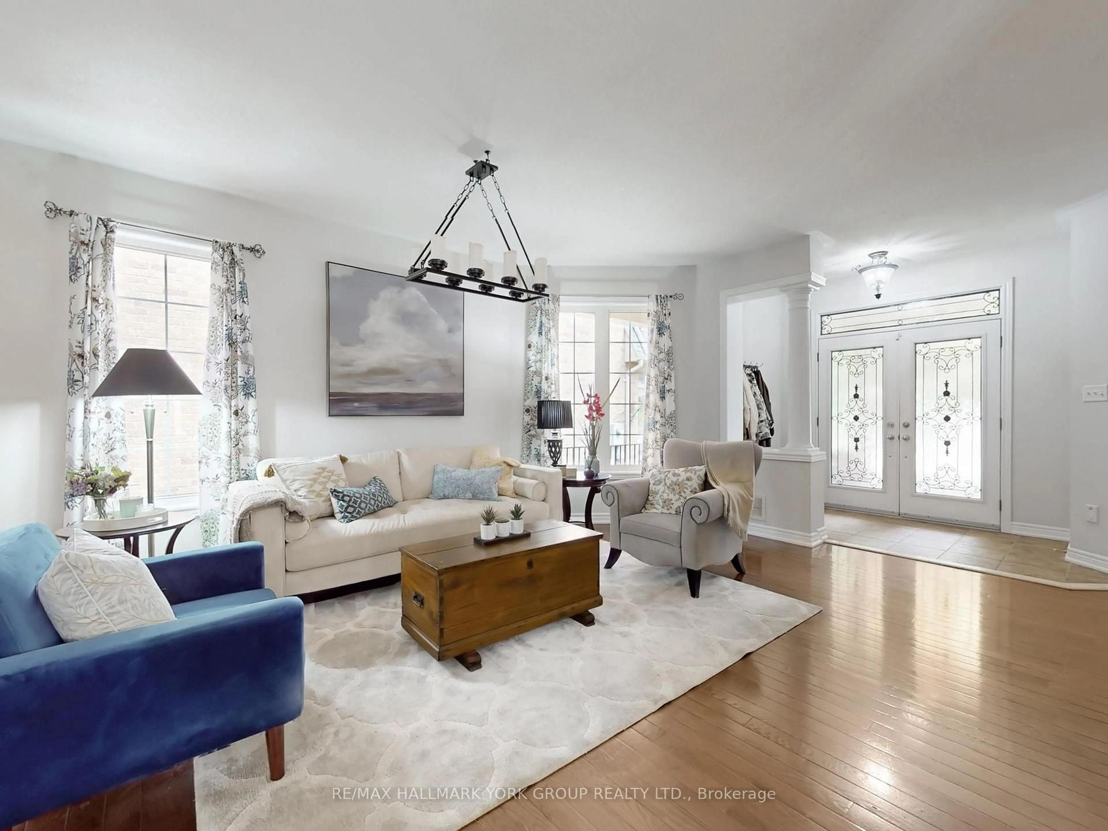 Living room with furniture, unknown for 254 Tower Hill Rd, Richmond Hill Ontario L4E 4K8