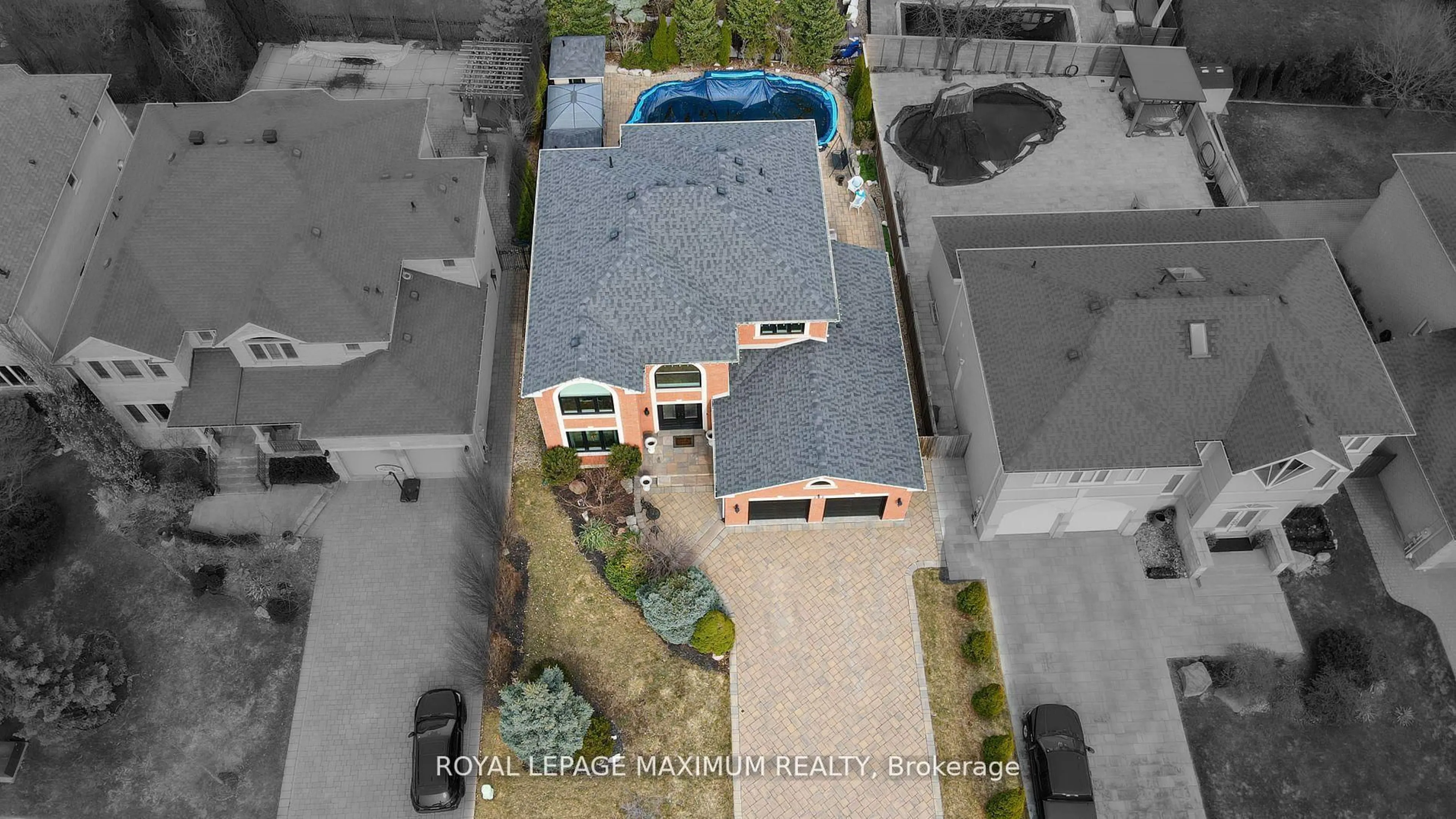 A pic from outside/outdoor area/front of a property/back of a property/a pic from drone, street for 222 Kimber Cres, Vaughan Ontario L4L 9K3