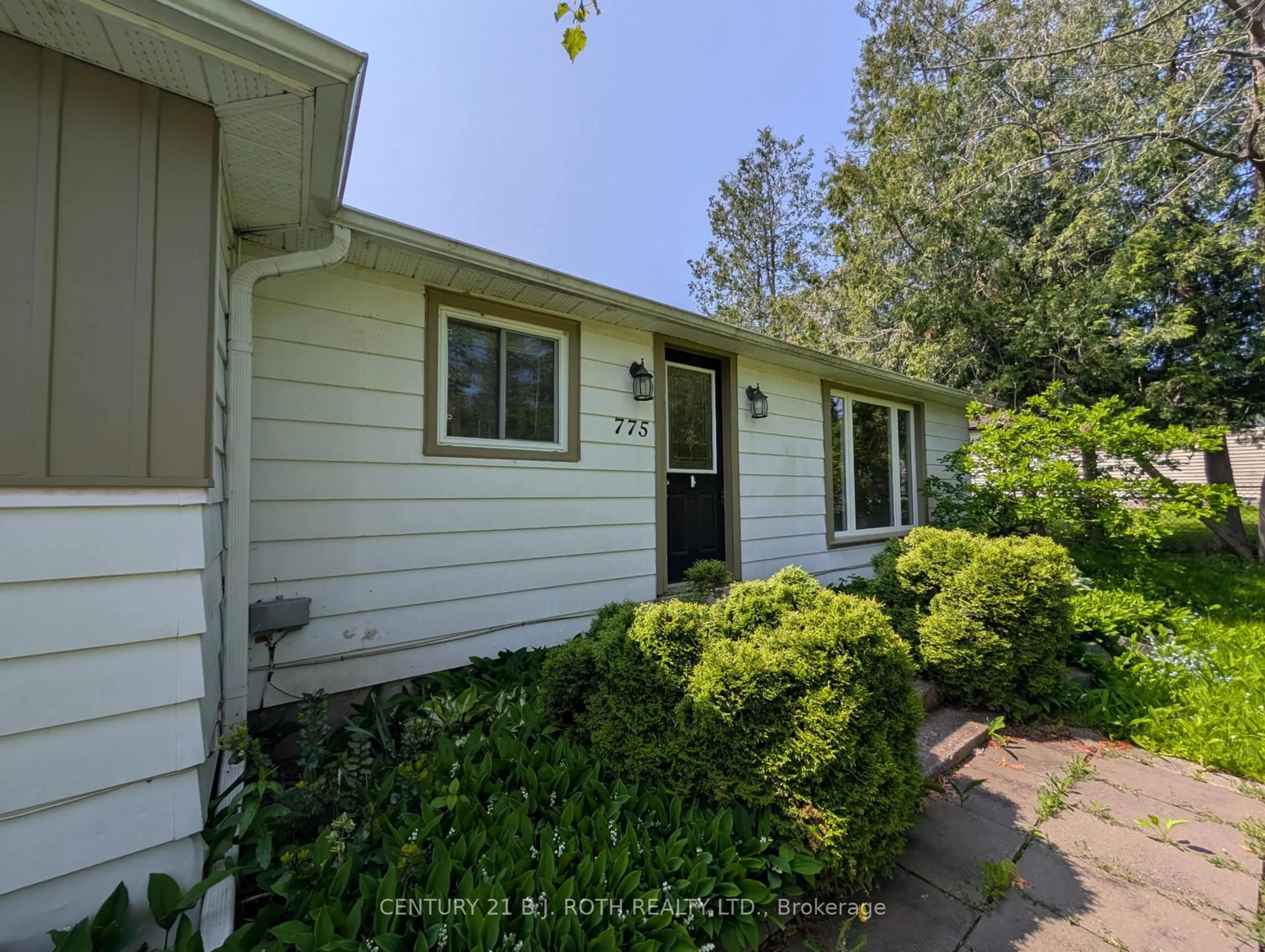 A pic from outside/outdoor area/front of a property/back of a property/a pic from drone, street for 775 James St, Innisfil Ontario L9S 2G6