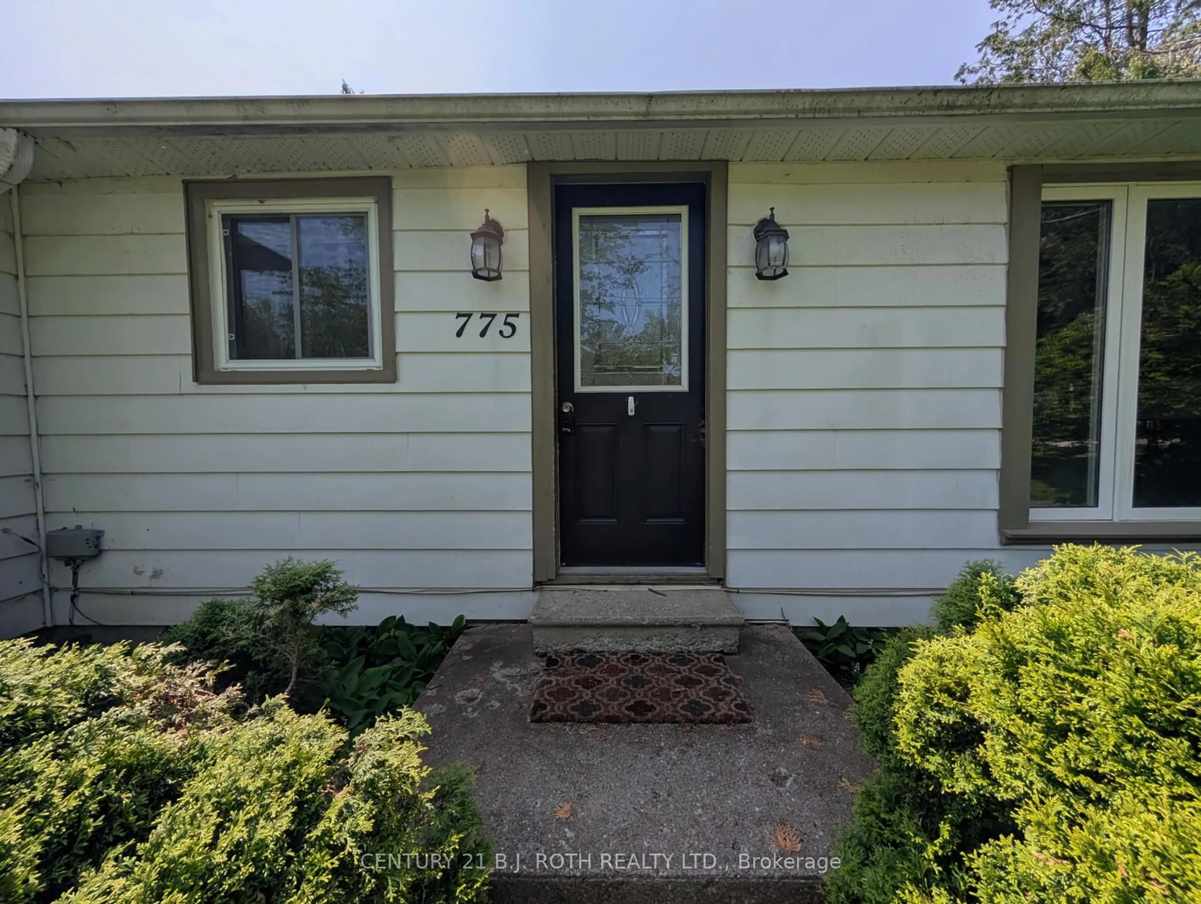 Home with vinyl exterior material, street for 775 James St, Innisfil Ontario L9S 2G6