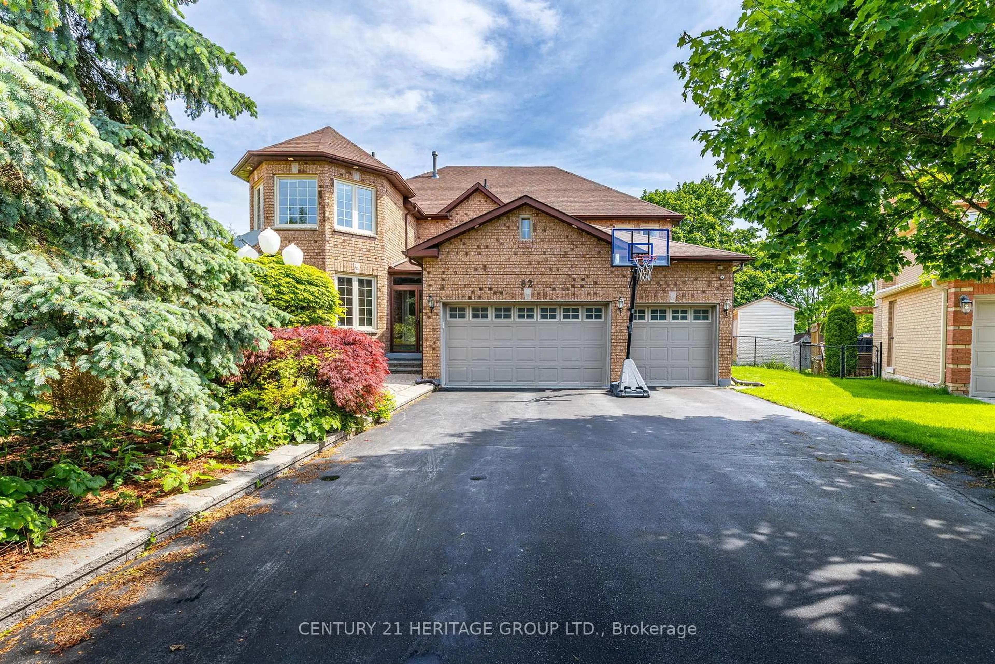 Home with brick exterior material, street for 82 Rhodes Circ, Newmarket Ontario L3X 1V2