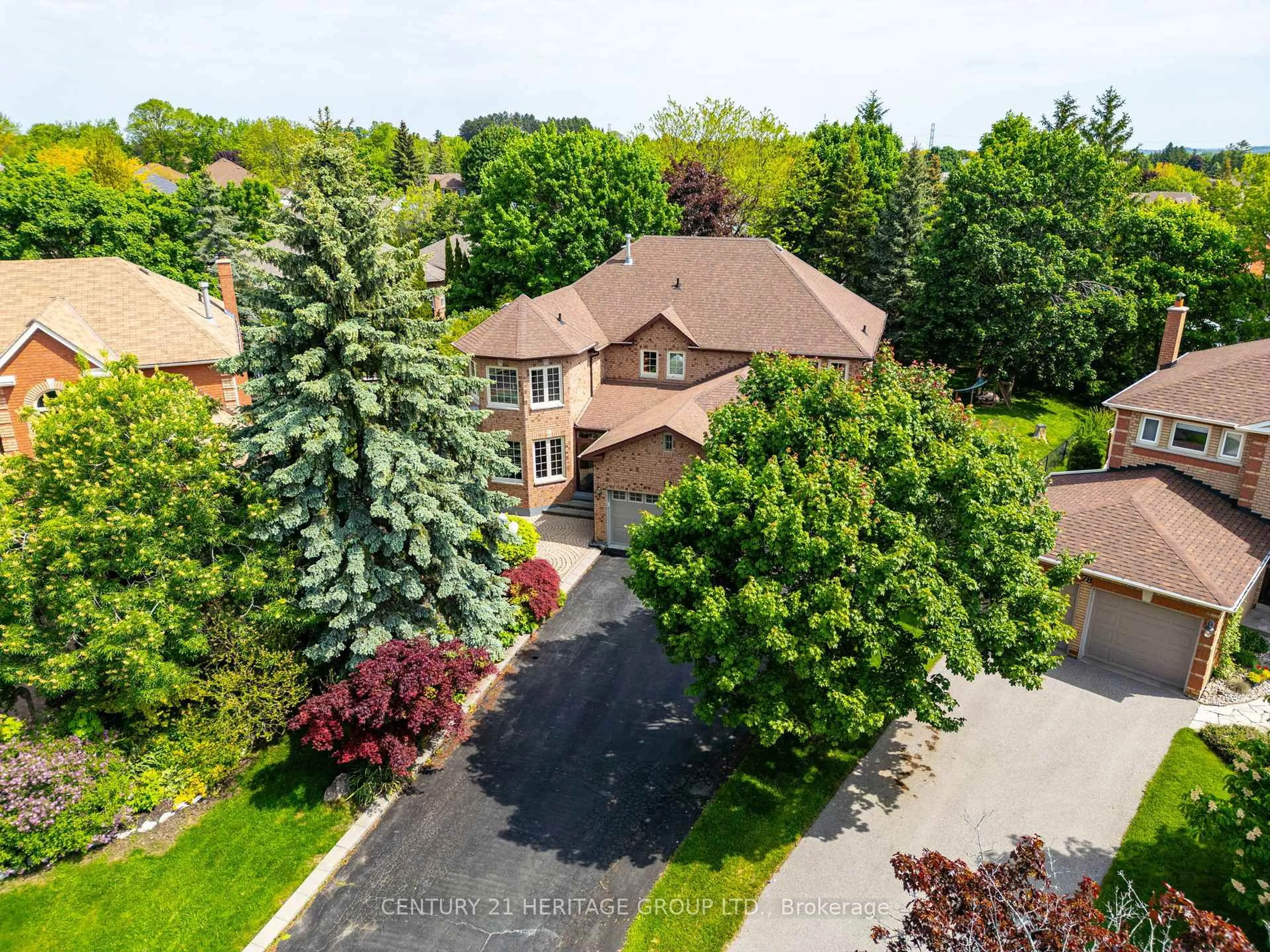 A pic from outside/outdoor area/front of a property/back of a property/a pic from drone, street for 82 Rhodes Circ, Newmarket Ontario L3X 1V2