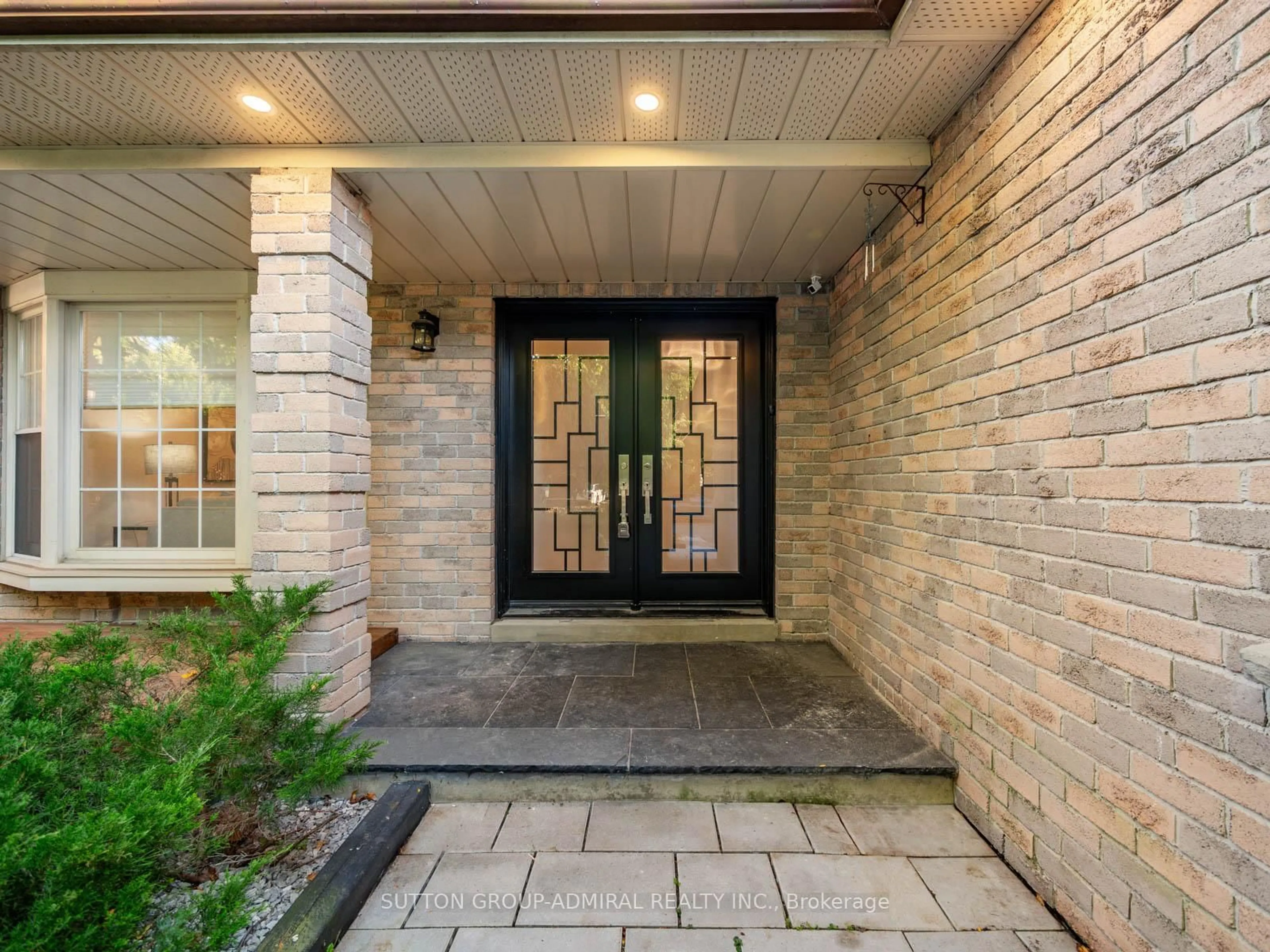 Indoor entryway for 97 Golf Links Dr, Aurora Ontario L4G 3V4