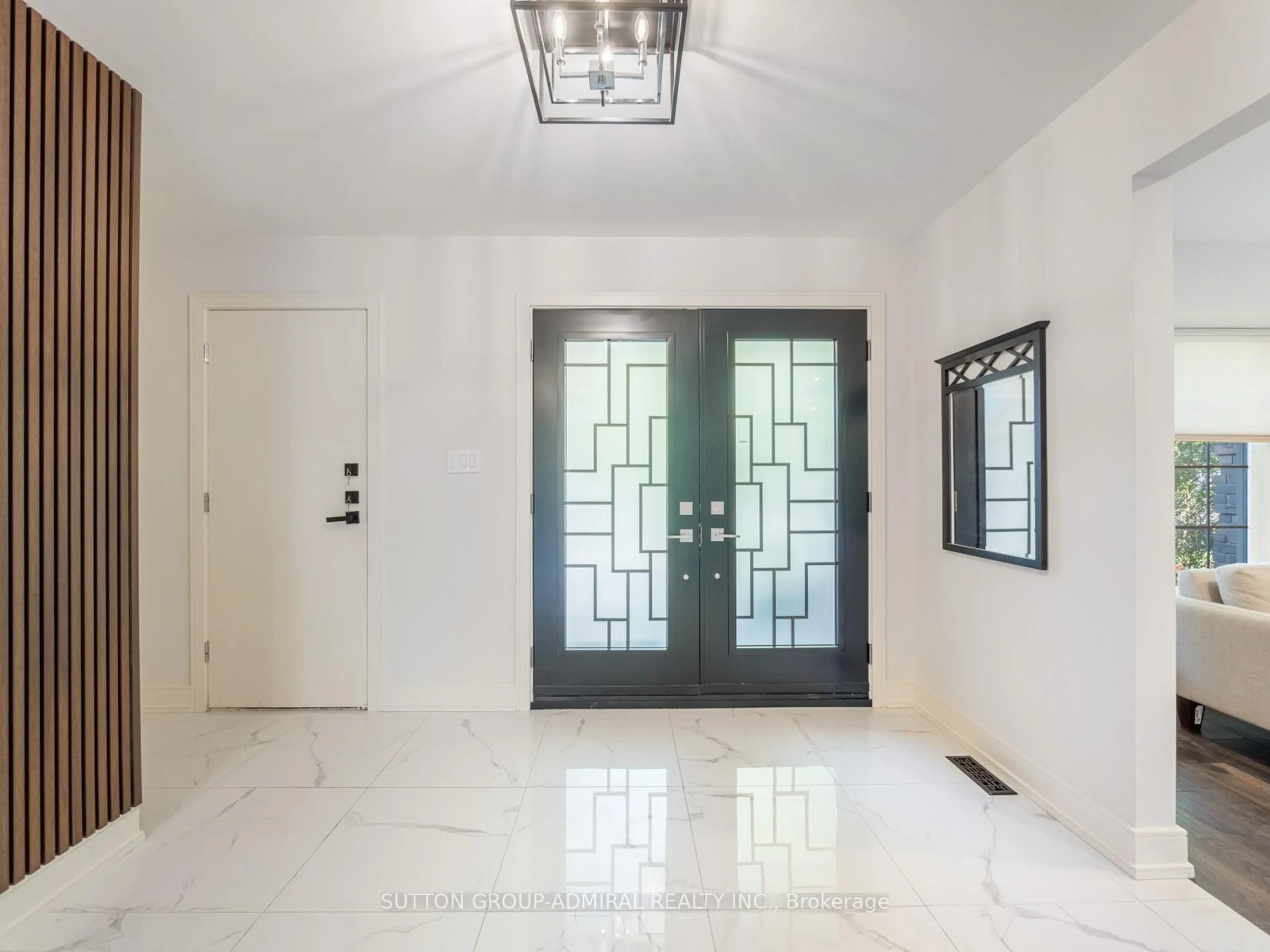 Indoor entryway for 97 Golf Links Dr, Aurora Ontario L4G 3V4