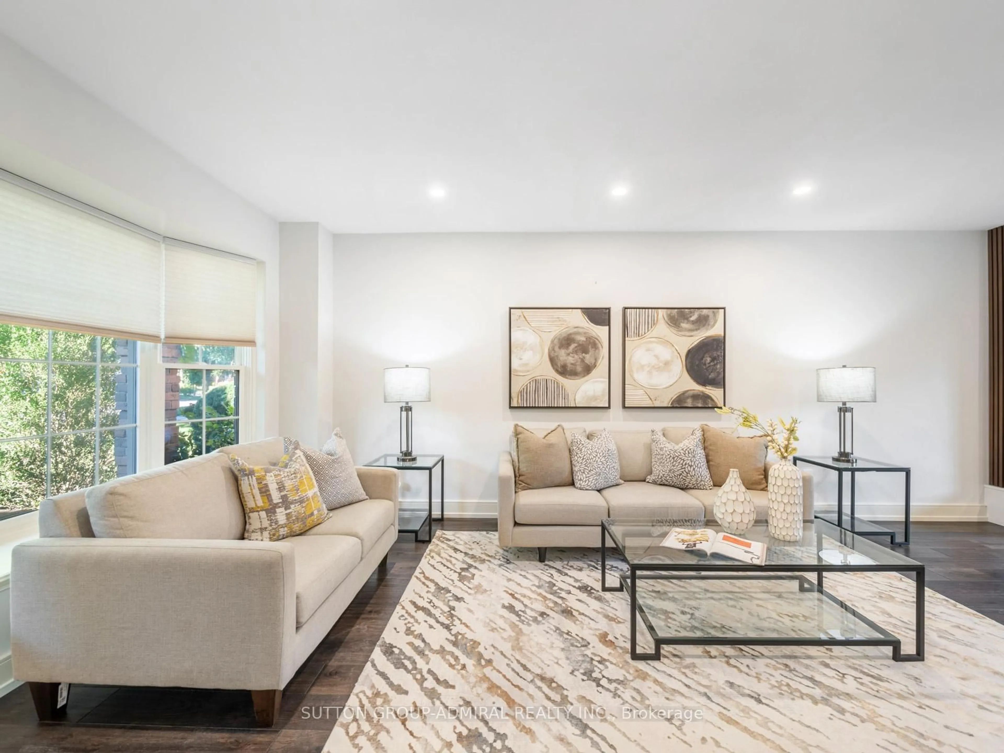 Living room with furniture, unknown for 97 Golf Links Dr, Aurora Ontario L4G 3V4