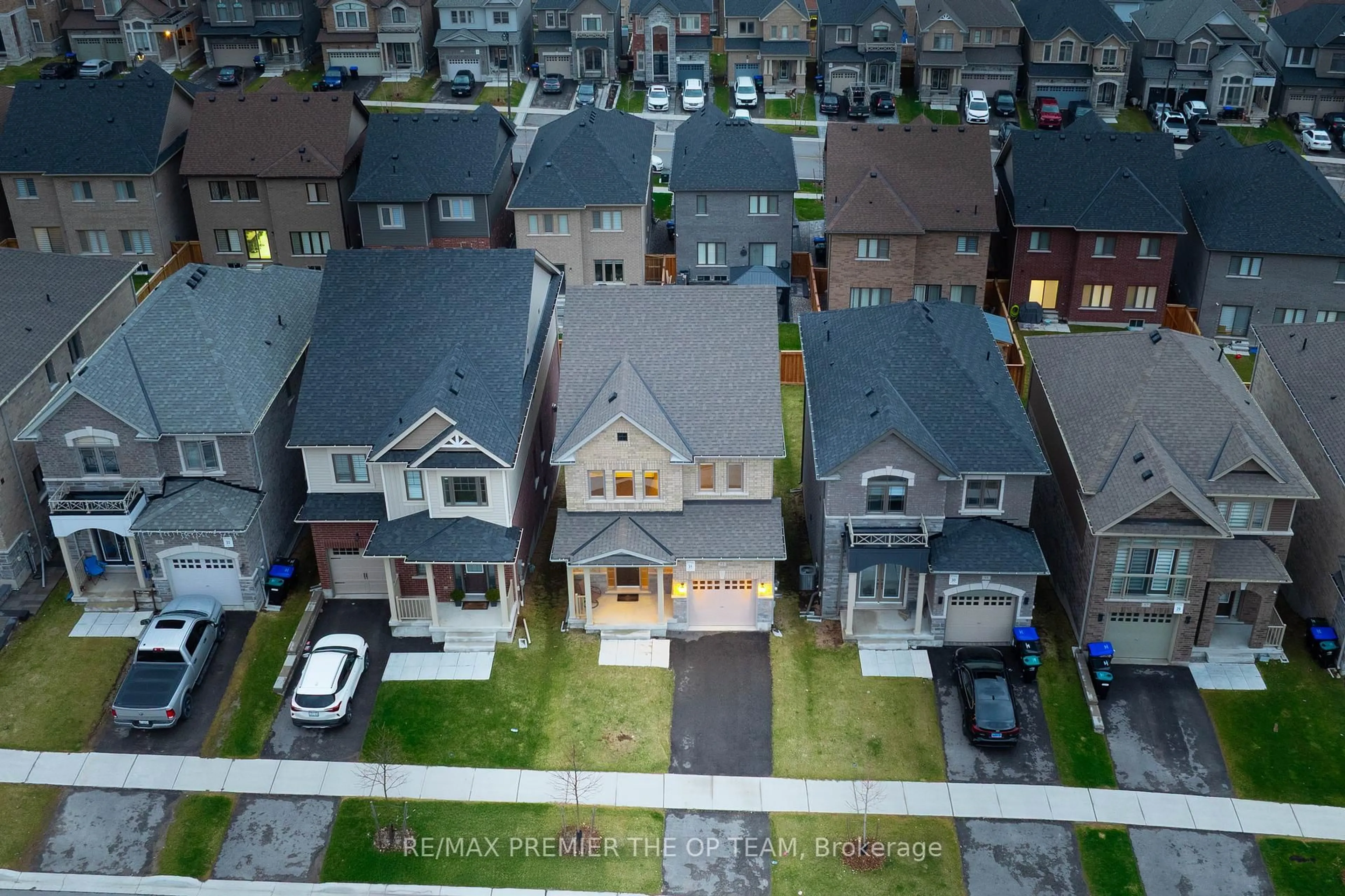 A pic from outside/outdoor area/front of a property/back of a property/a pic from drone, street for 53 Janes Cres, New Tecumseth Ontario L9R 0L8
