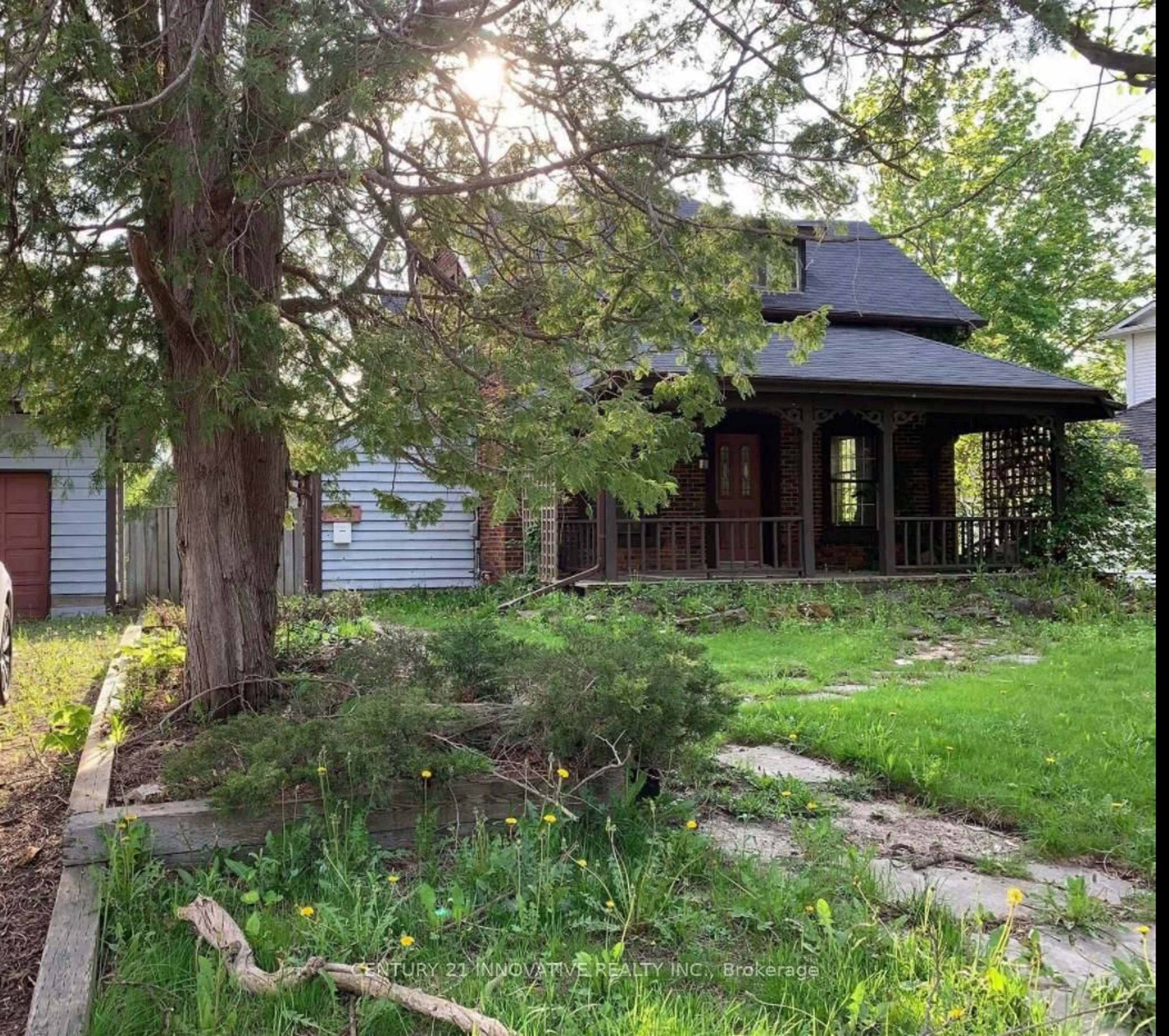 A pic from outside/outdoor area/front of a property/back of a property/a pic from drone, street for 44 Trench St, Richmond Hill Ontario L4C 3W5