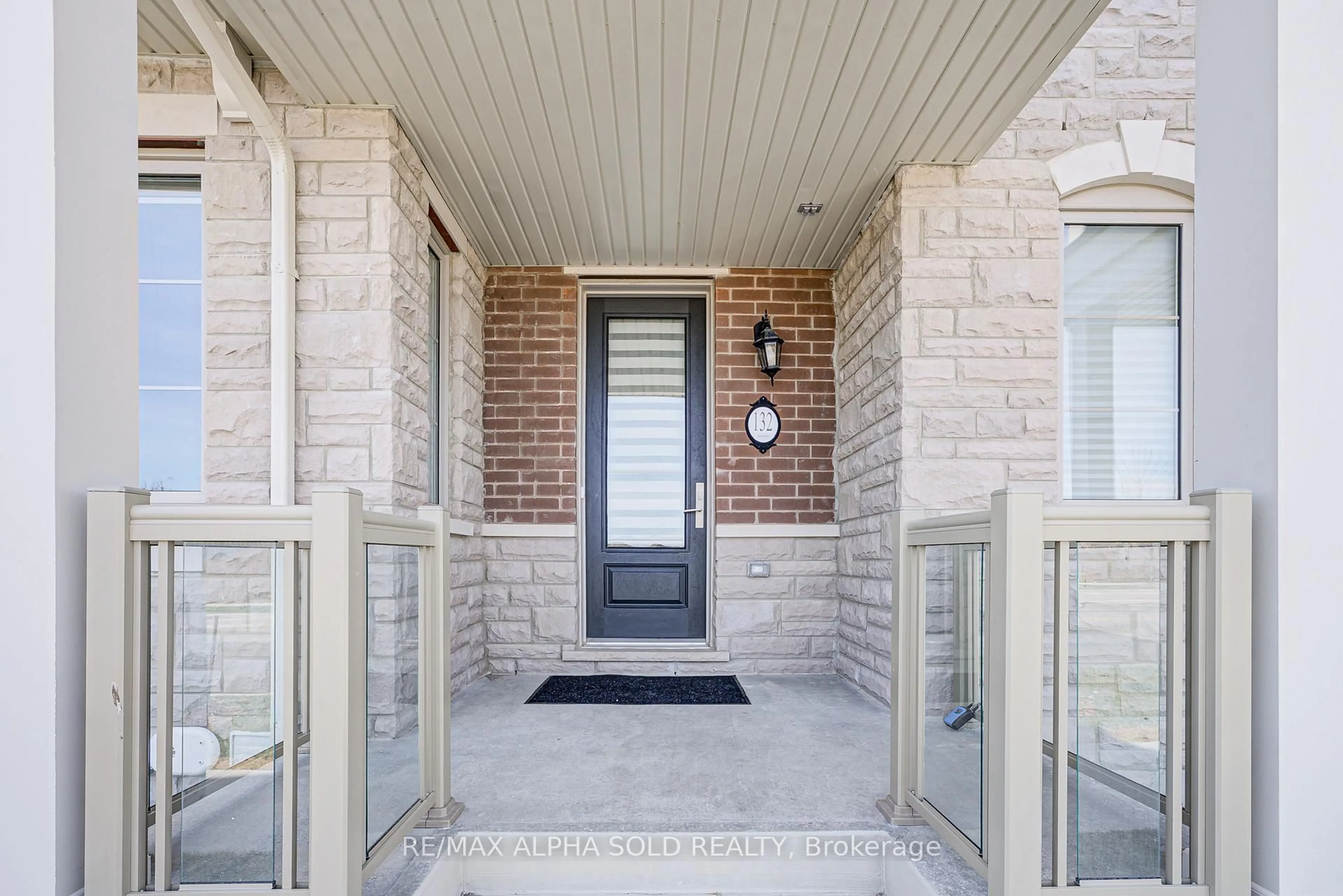 Indoor entryway for 132 Cornell Centre Blvd, Markham Ontario L6B 1R3