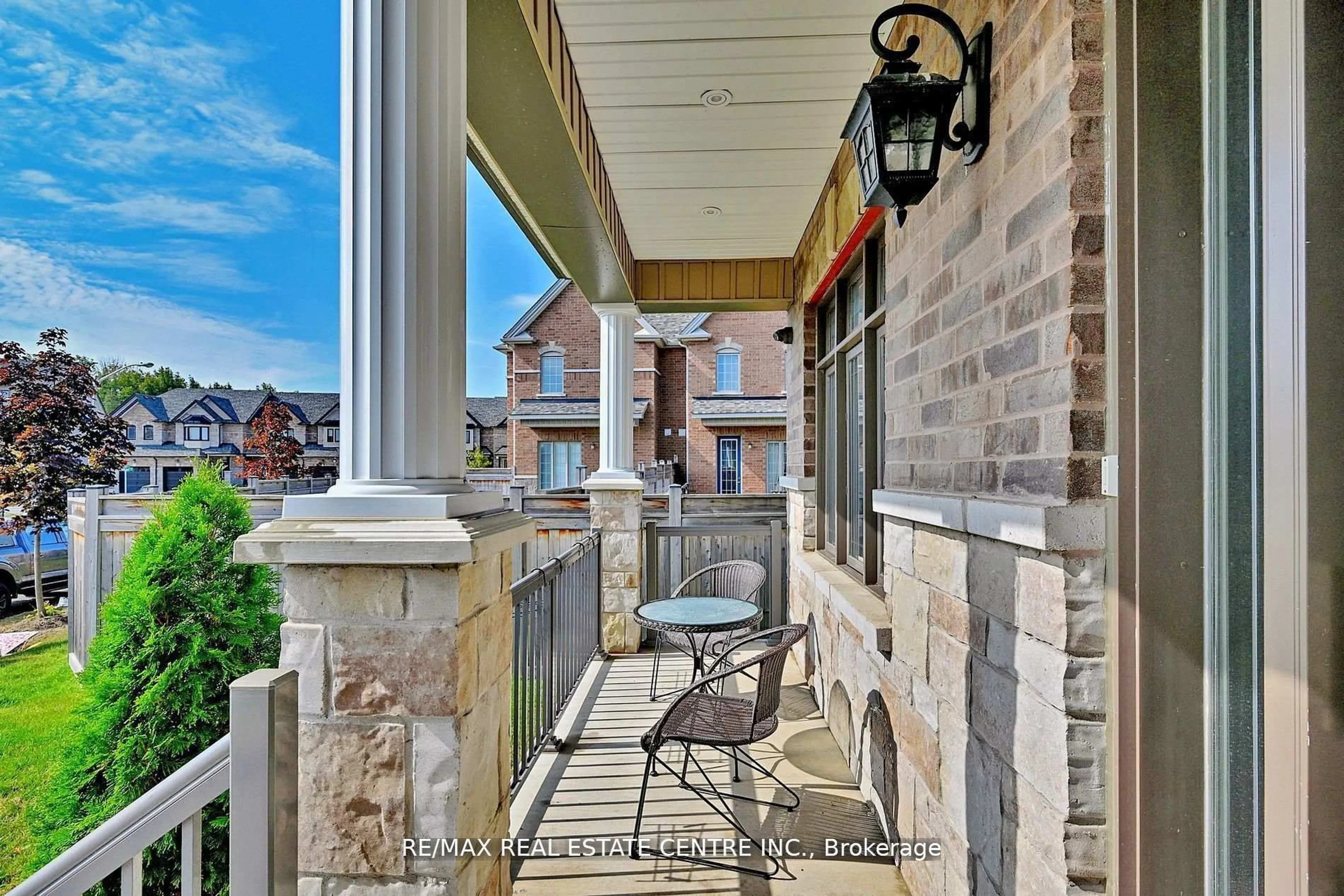 Patio, street for 92 Holt Dr, New Tecumseth Ontario L6R 0N2