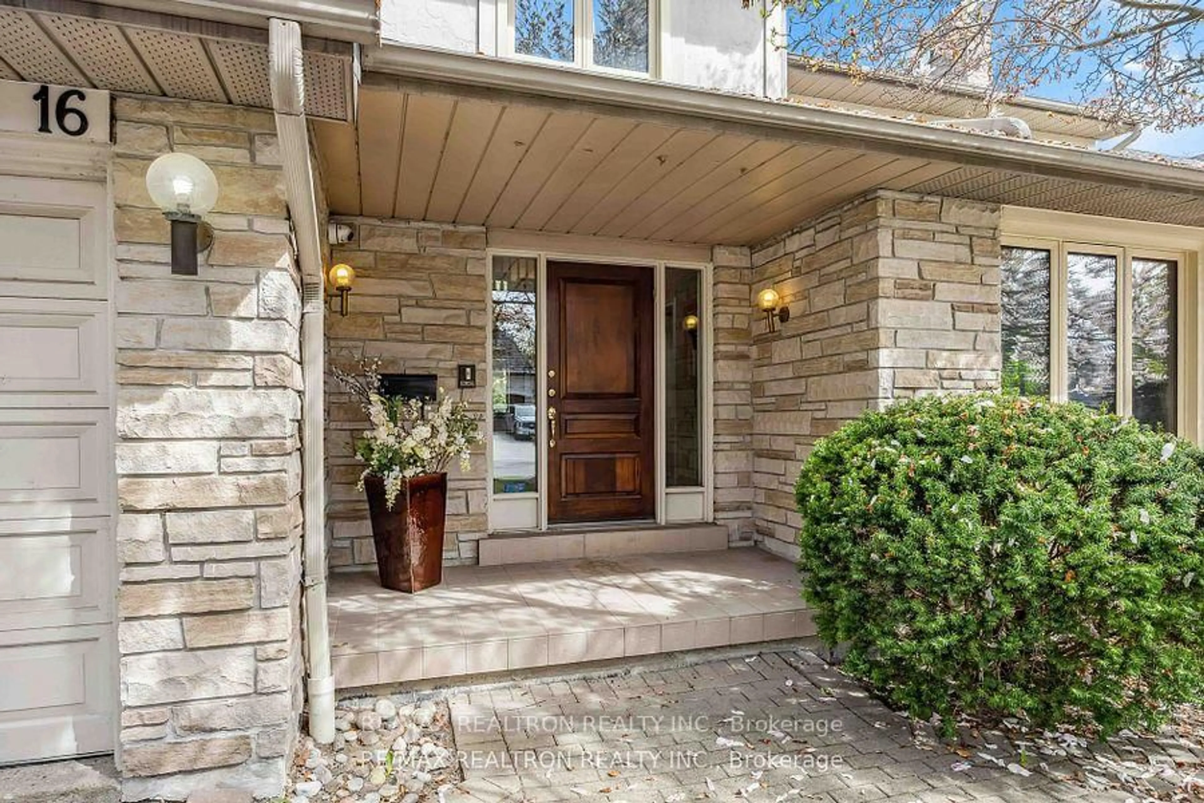Indoor entryway for 16 Ida St, Markham Ontario L3T 1X5