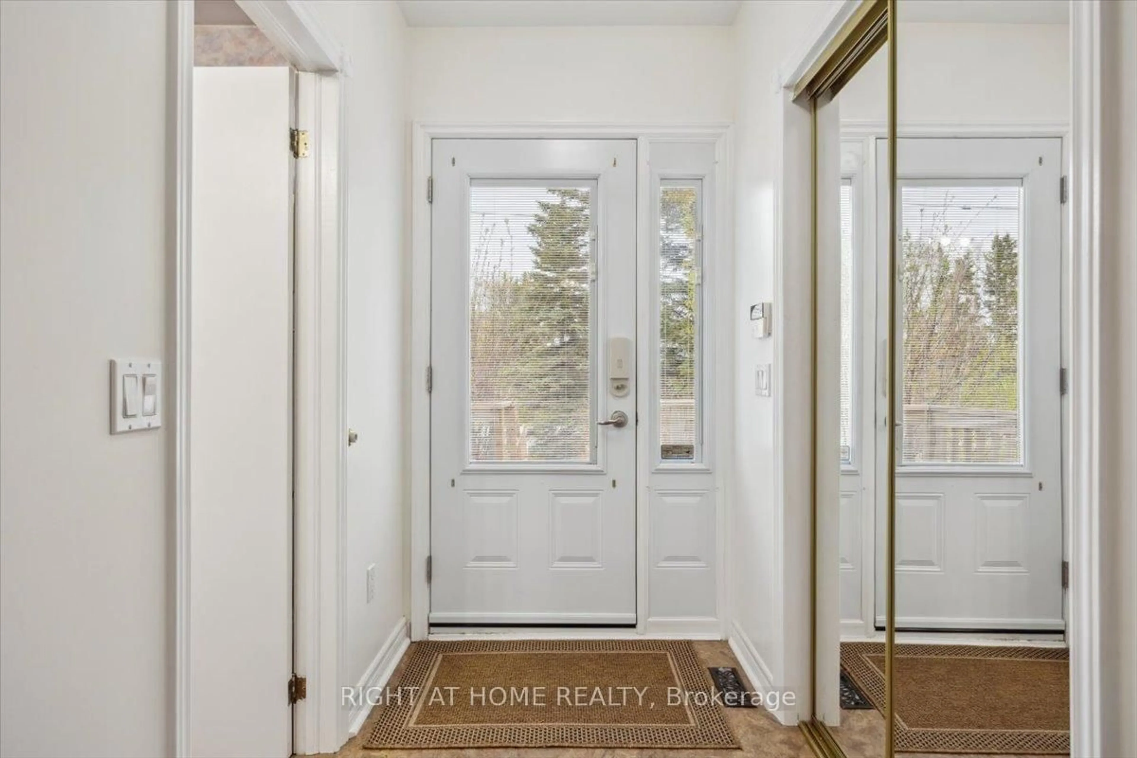 Indoor entryway for 19943 Bathurst St, East Gwillimbury Ontario L9N 1N3