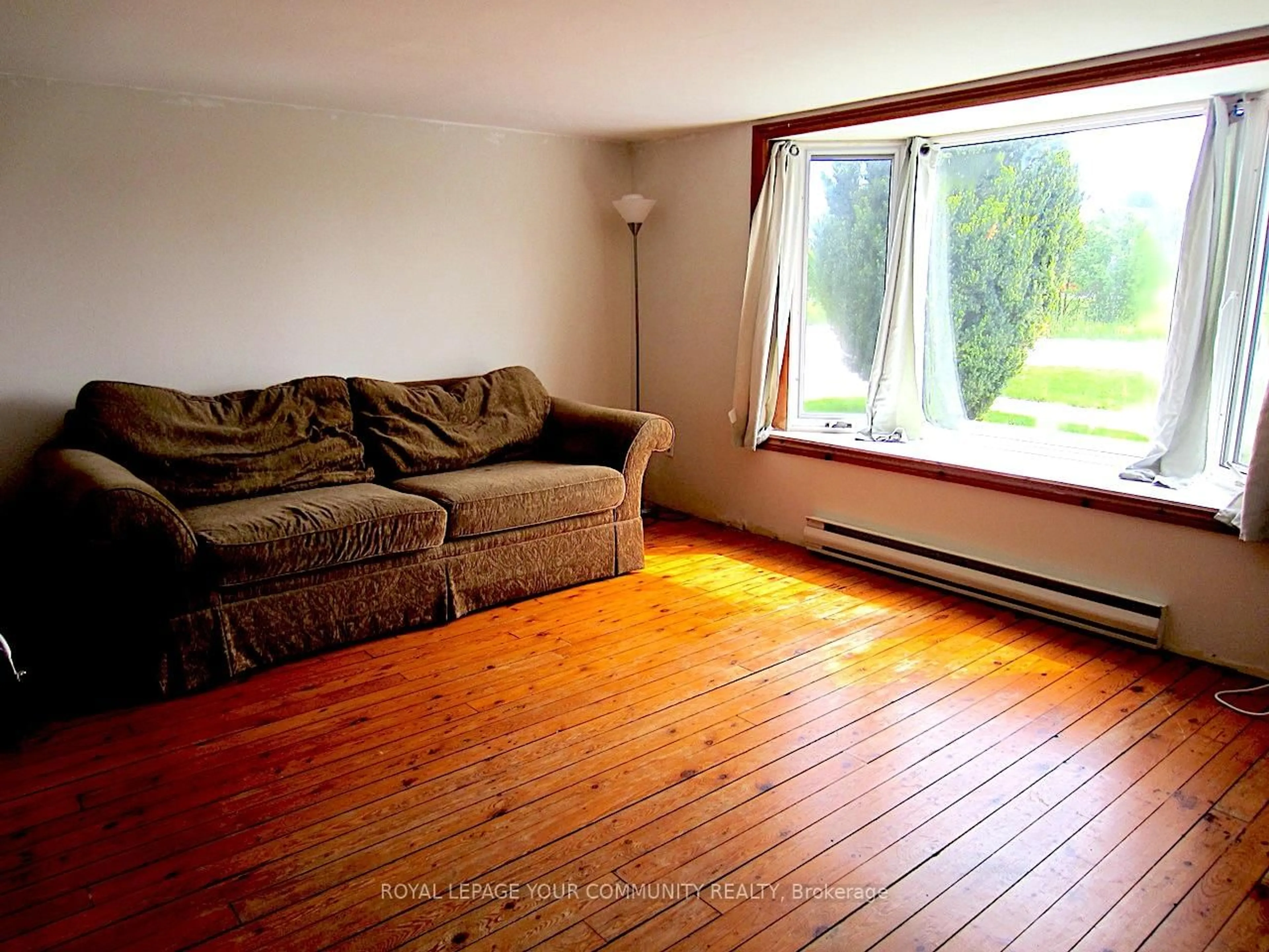 Living room with furniture, unknown for 19120 Dufferin St, King Ontario L3Y 4V9