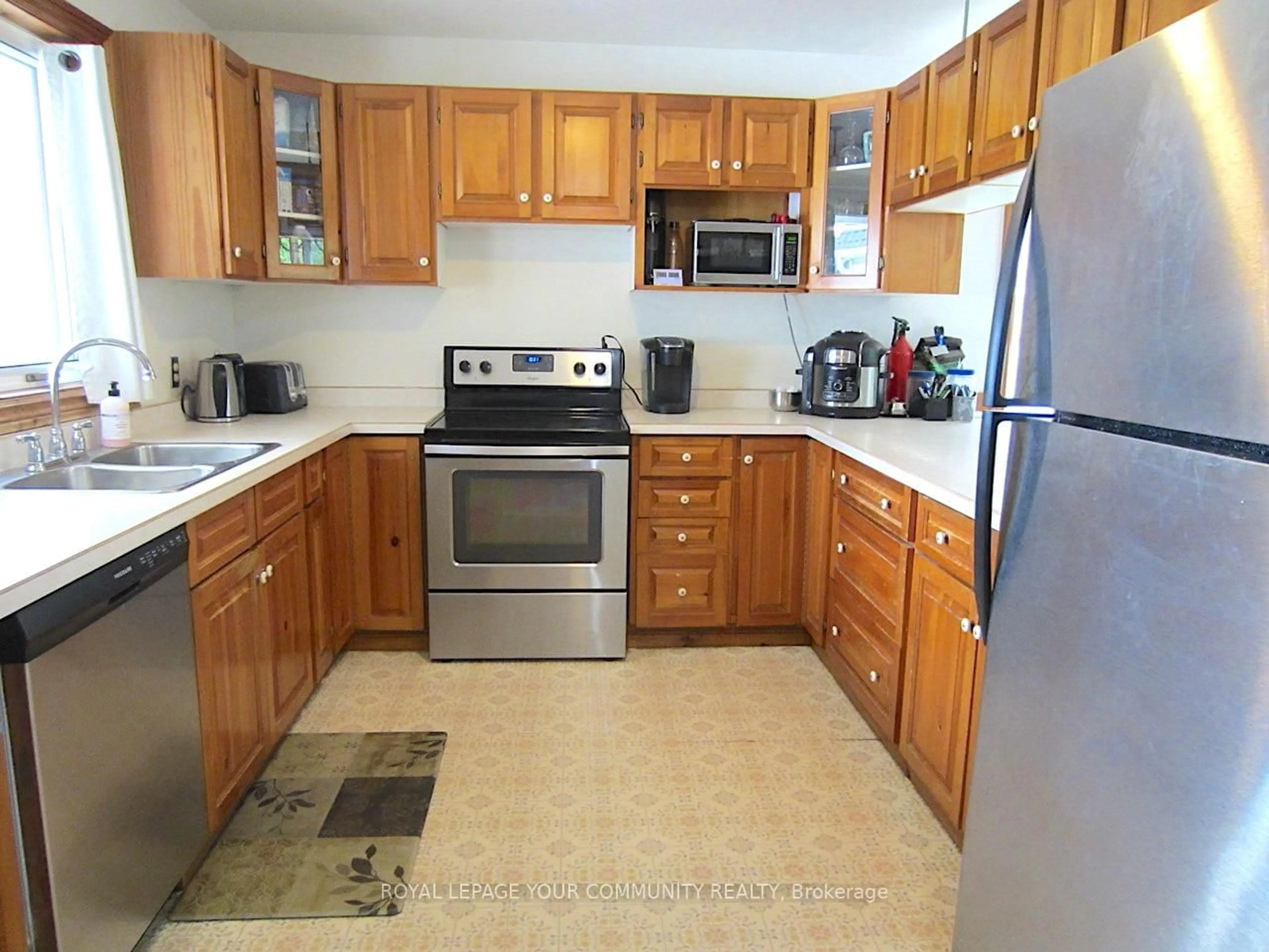 Standard kitchen, ceramic/tile floor for 19120 Dufferin St, King Ontario L3Y 4V9